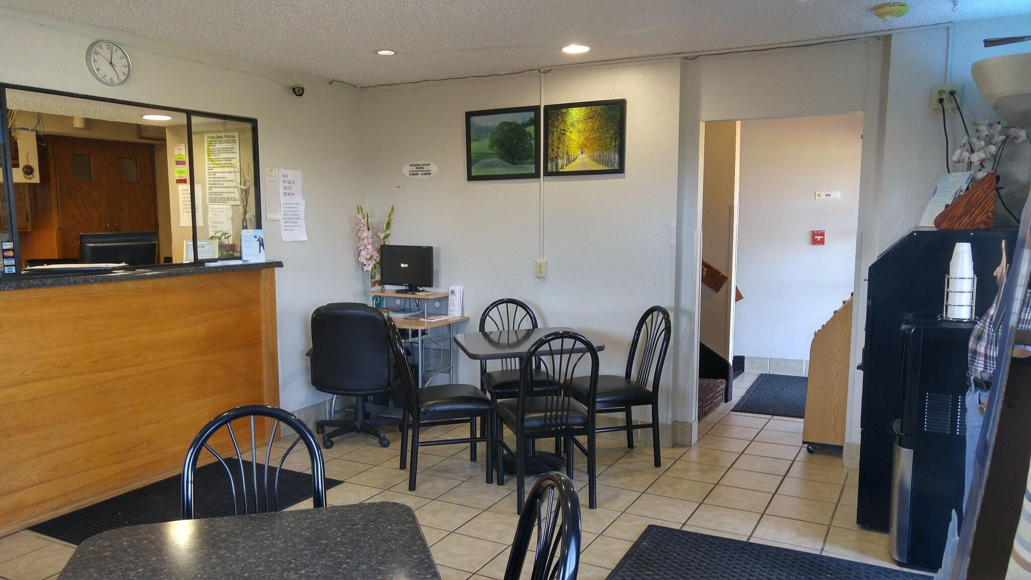 Vista Lobby Super 8 by Wyndham Waynesboro