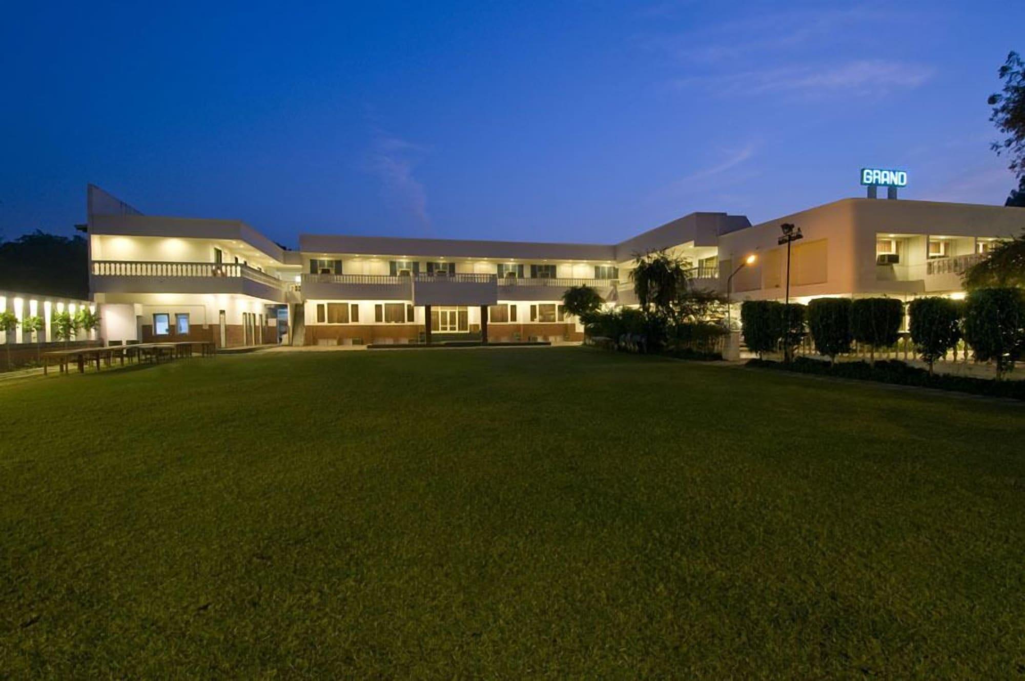 Vista Exterior Grand Hotel Agra