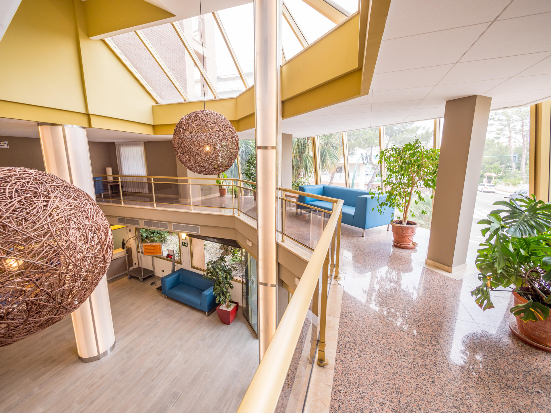 Vista Lobby Golden Avenida Family Suites