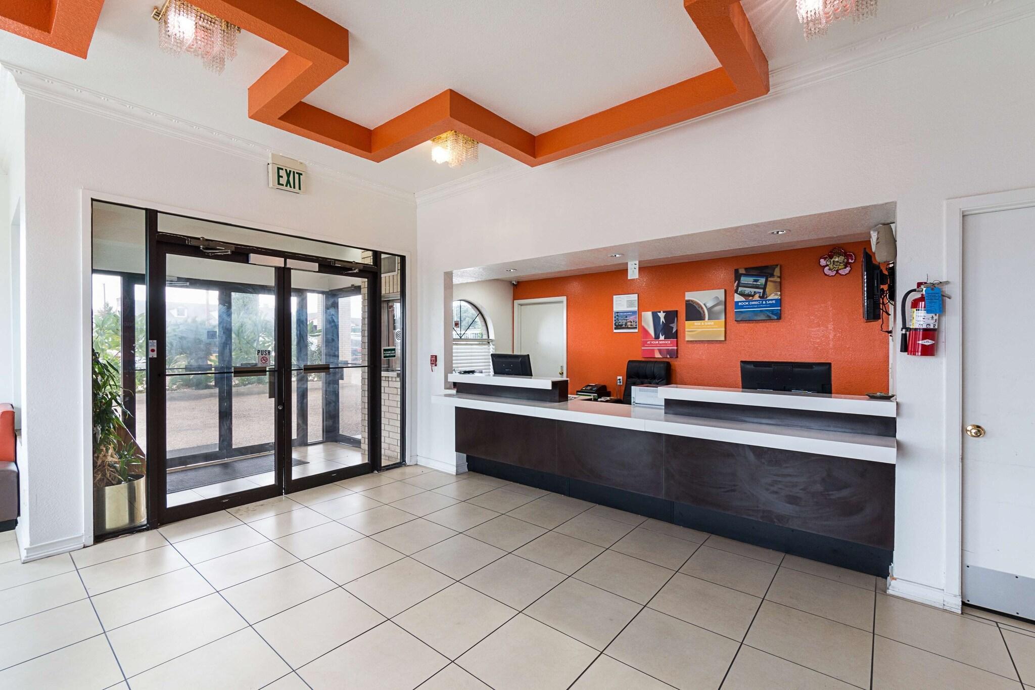 Vista Lobby Motel 6 San Antonio, TX - Fiesta Trails