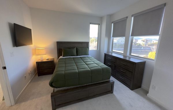 Zen Oasis w/ fire pit and movie theater - 15 min from strip! - Hoteles solo adultos en Las Vegas, Nevada