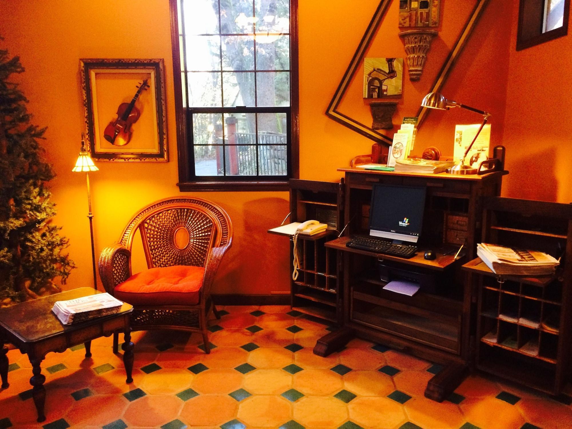 Vista Lobby Northern Queen Inn