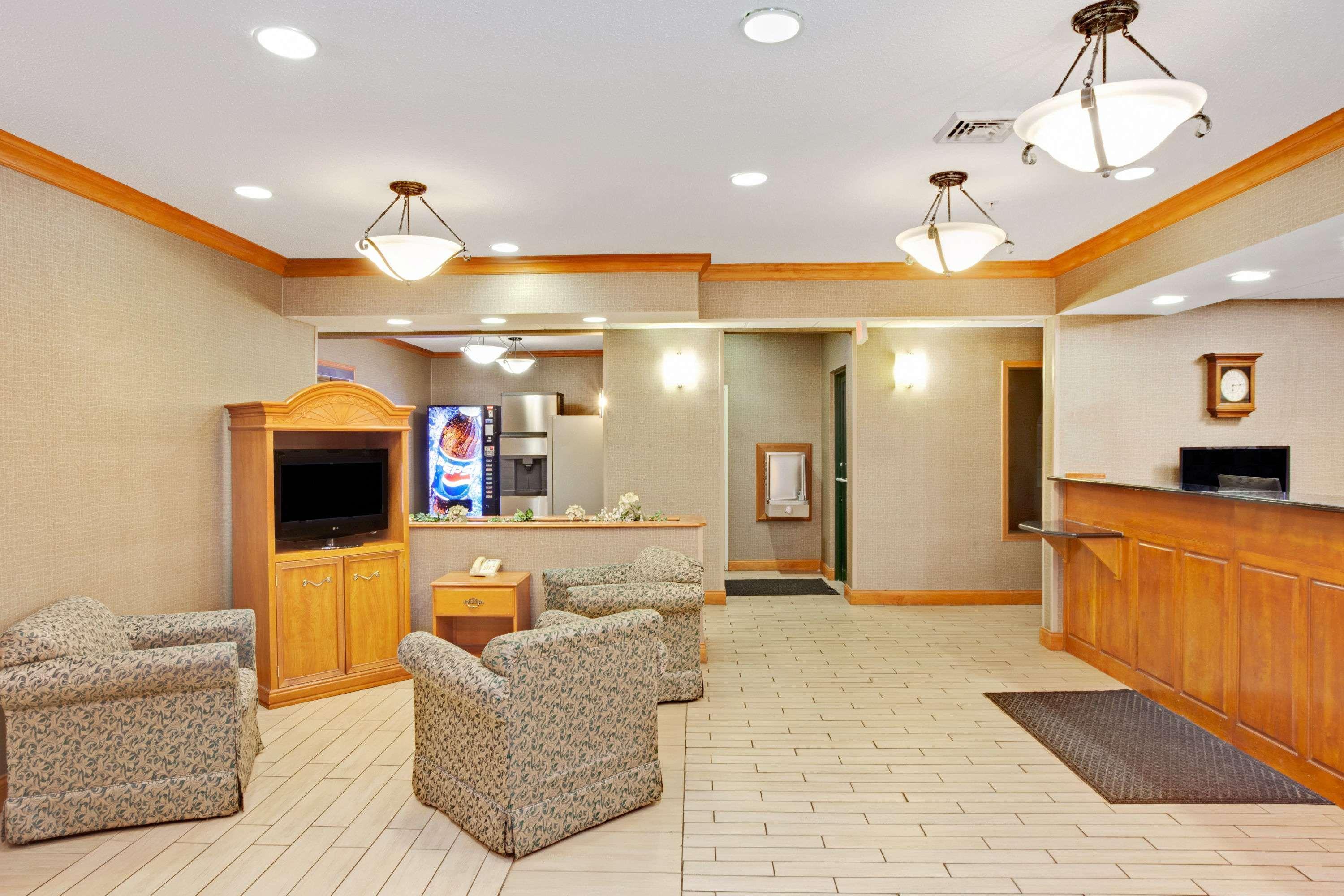 Vista Lobby Super 8 by Wyndham South Bend