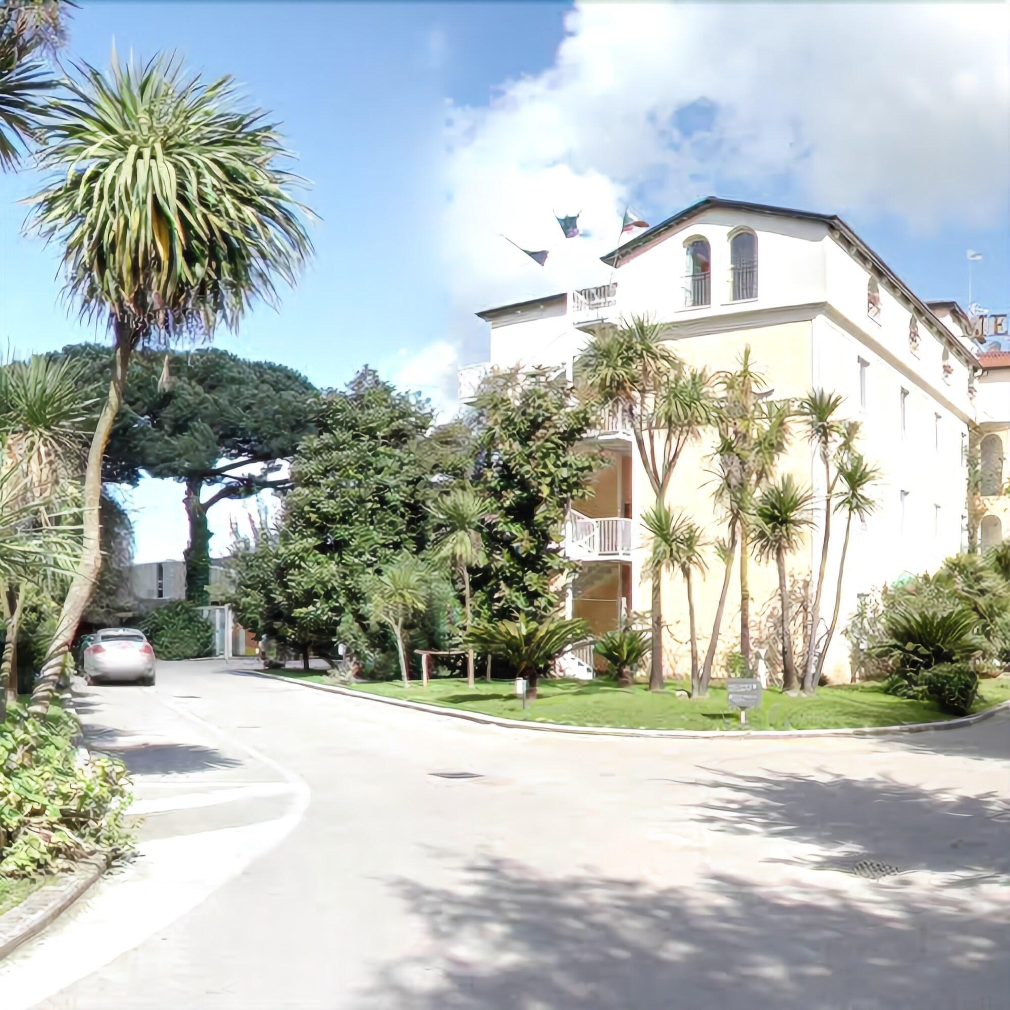 Vista Exterior Hotel Mediterraneo