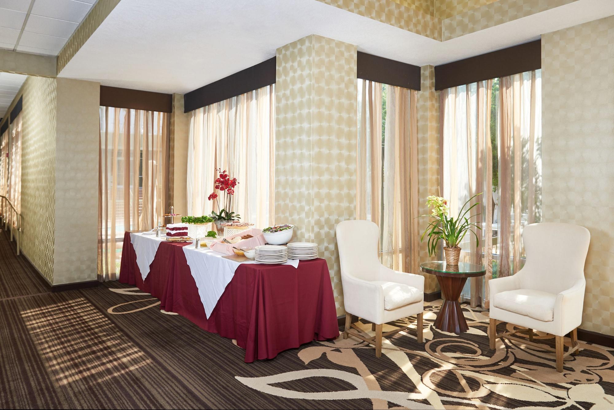 Vista Lobby DoubleTree by Hilton Dallas - Market Center