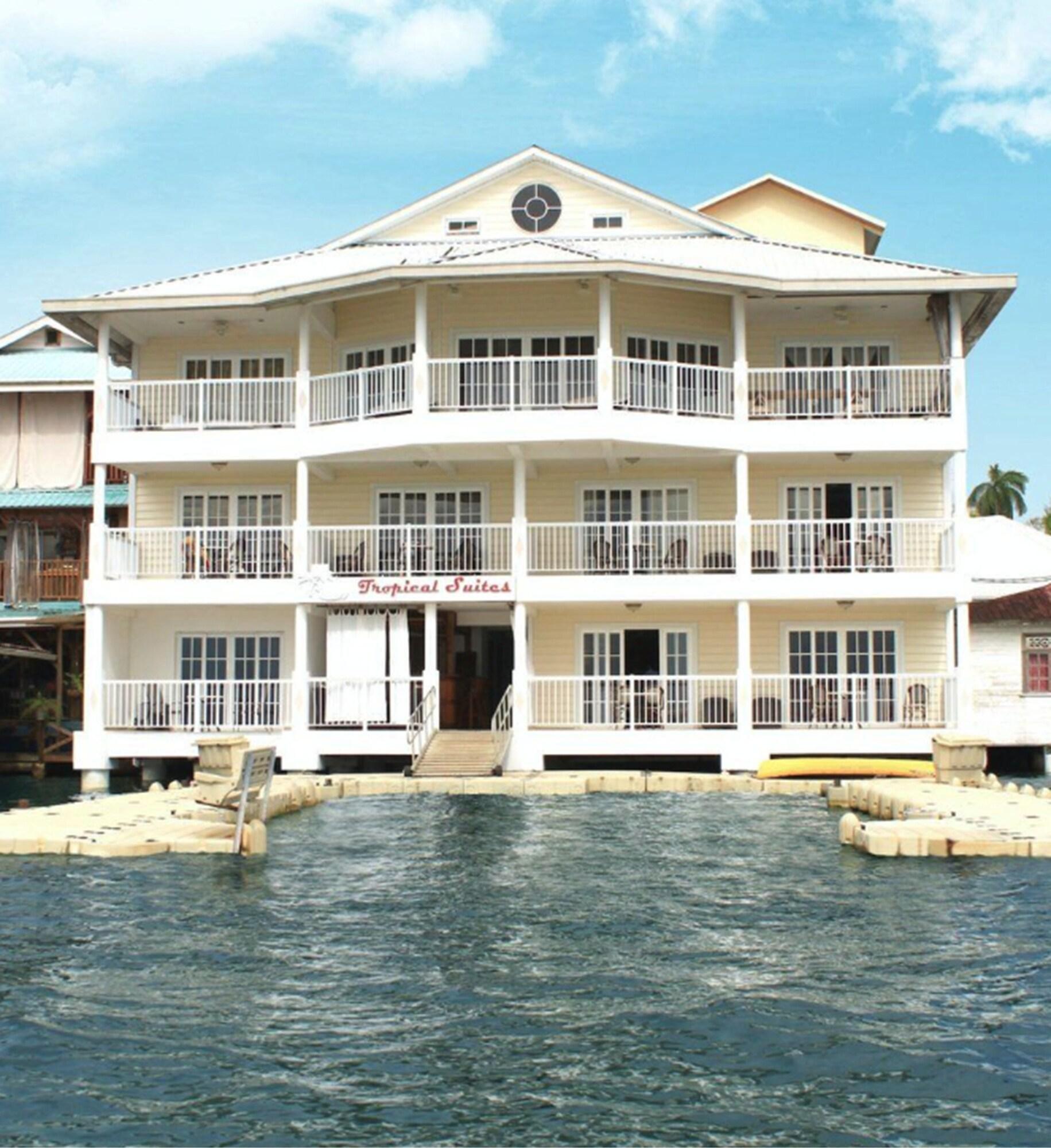 Vista Exterior Tropical Suites