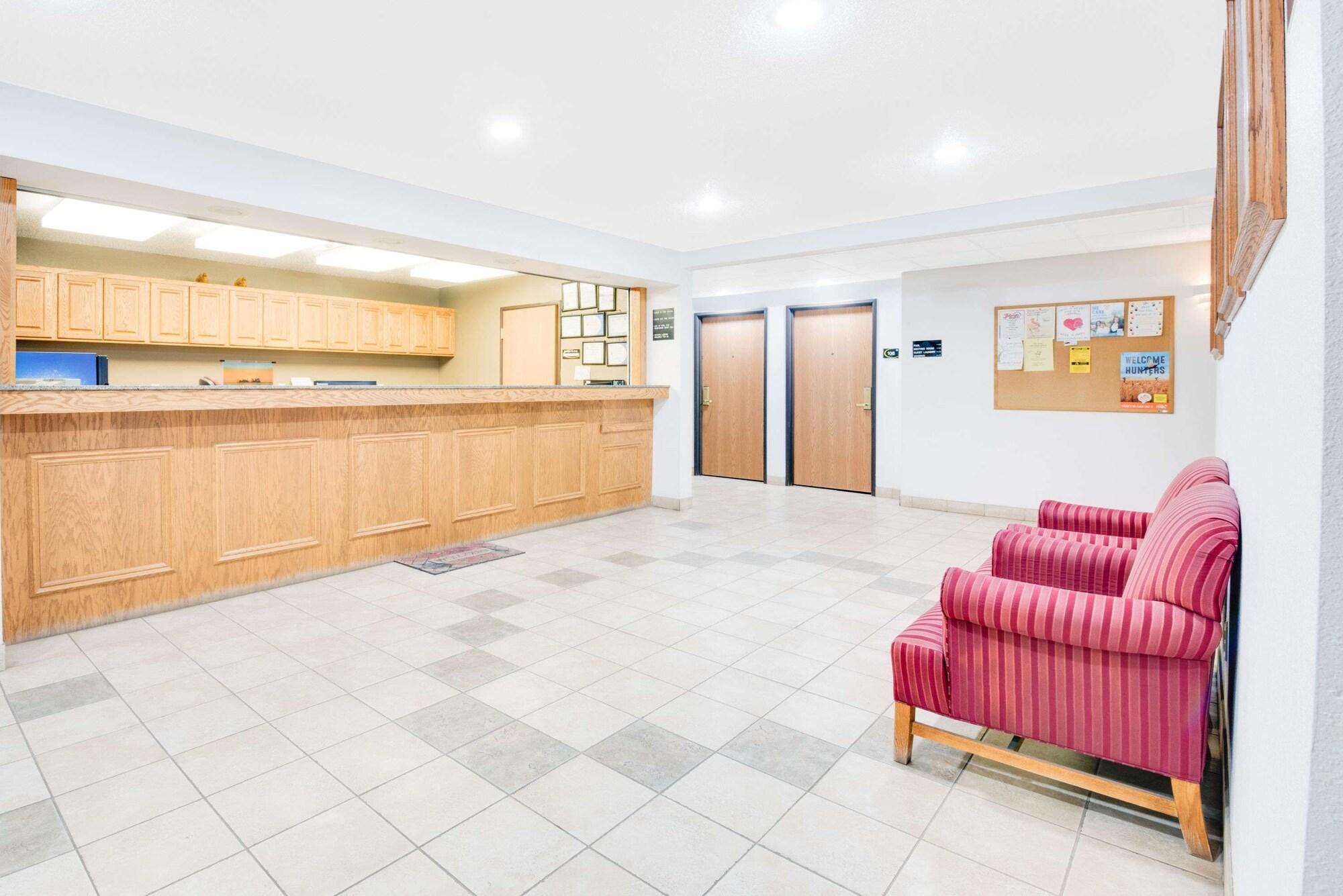 Vista Lobby Super 8 by Wyndham Sisseton