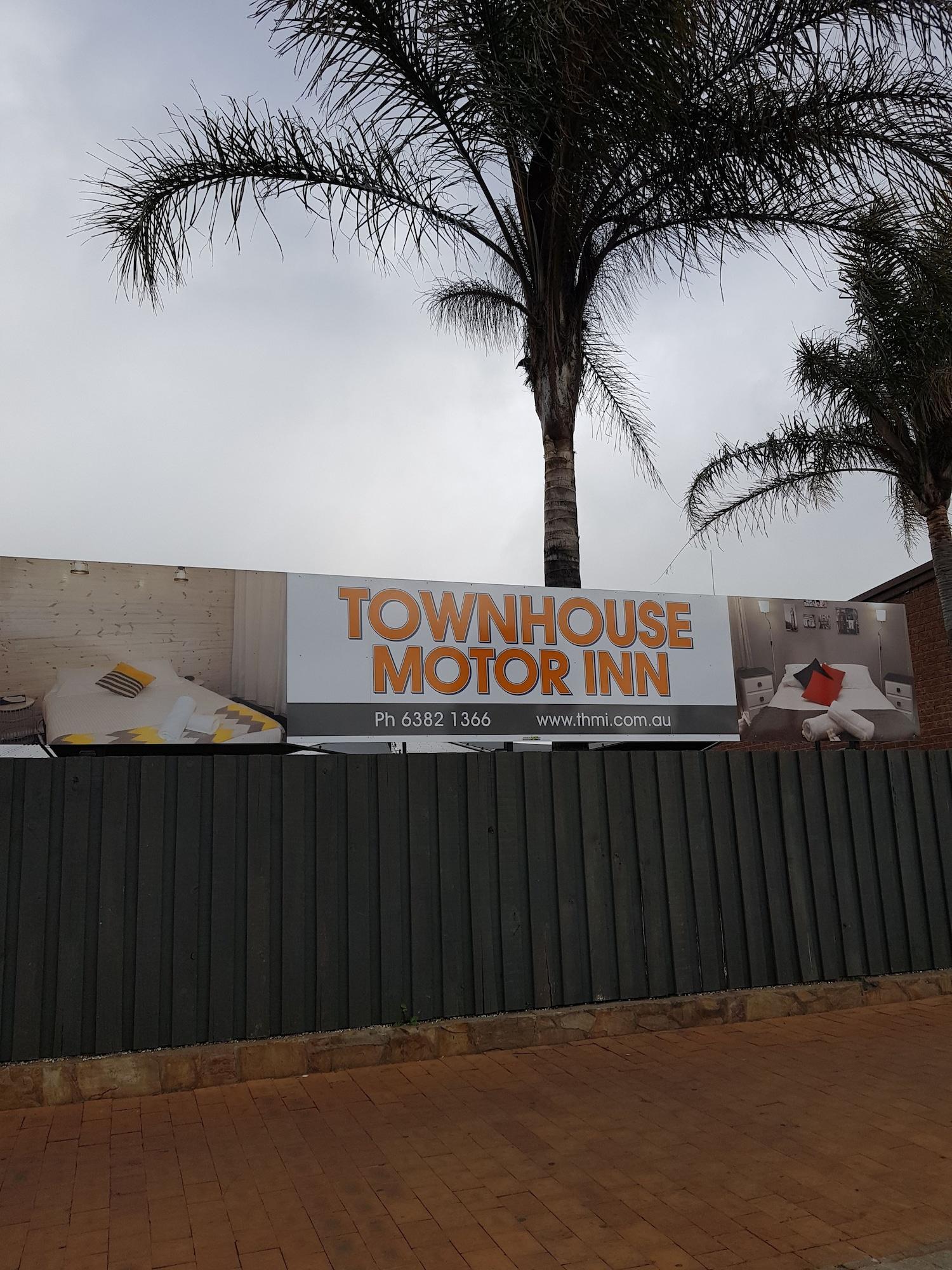 Varios Town House Motor Inn