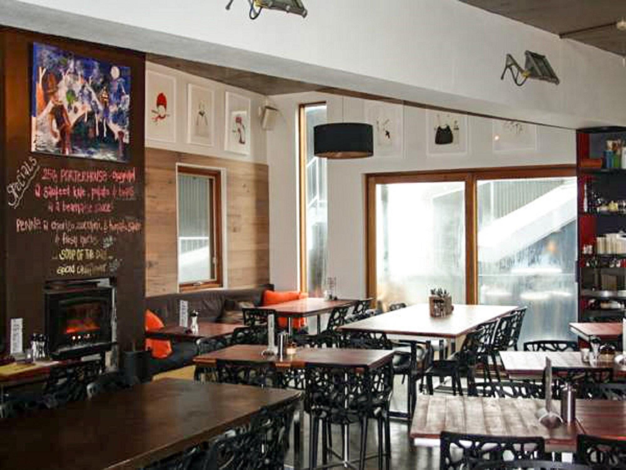 Bar/Salón Frueauf Village