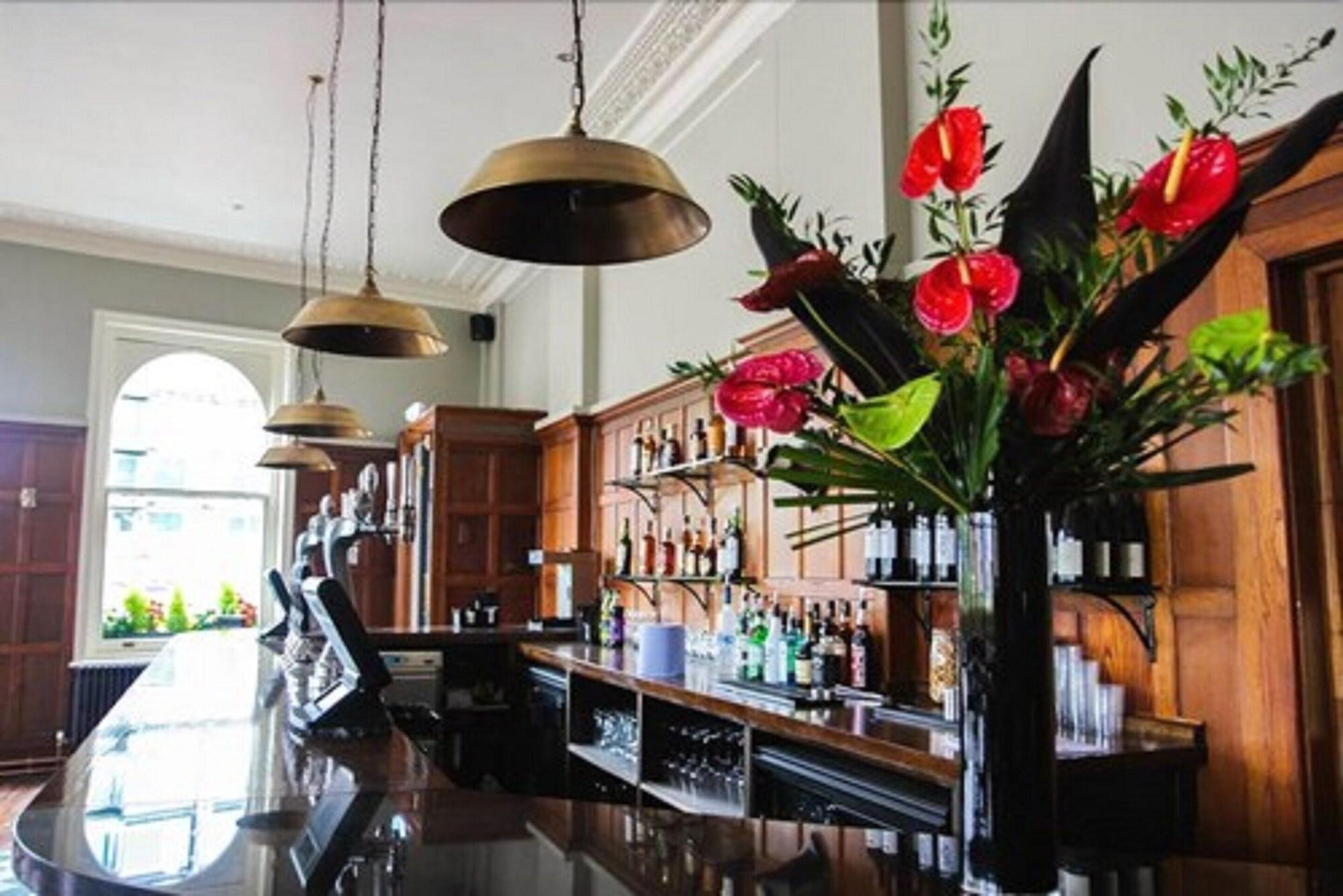 Instalaciones Recreativas Hand & Flower