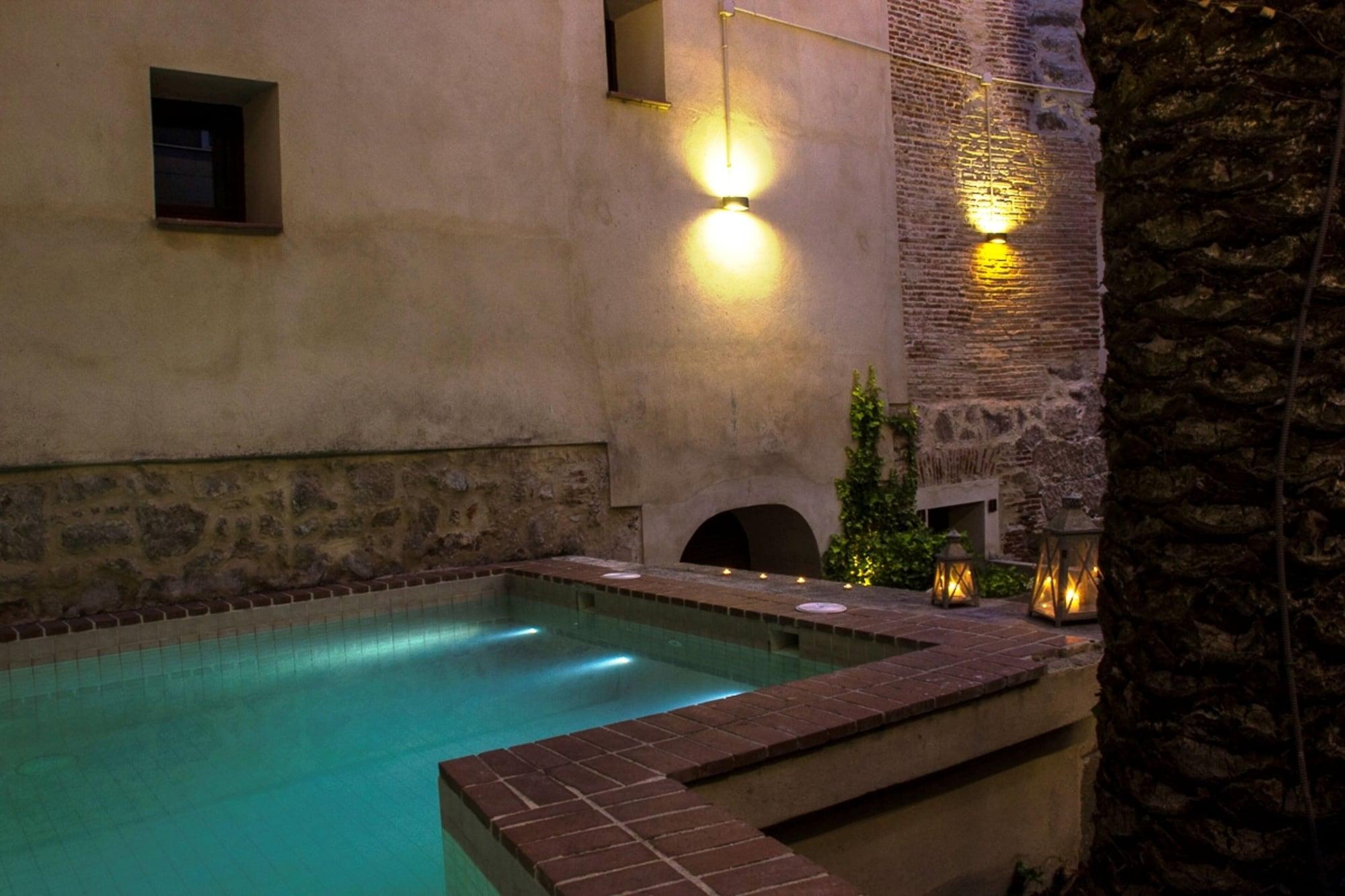 Vista Piscina Palacio Carvajal Girón