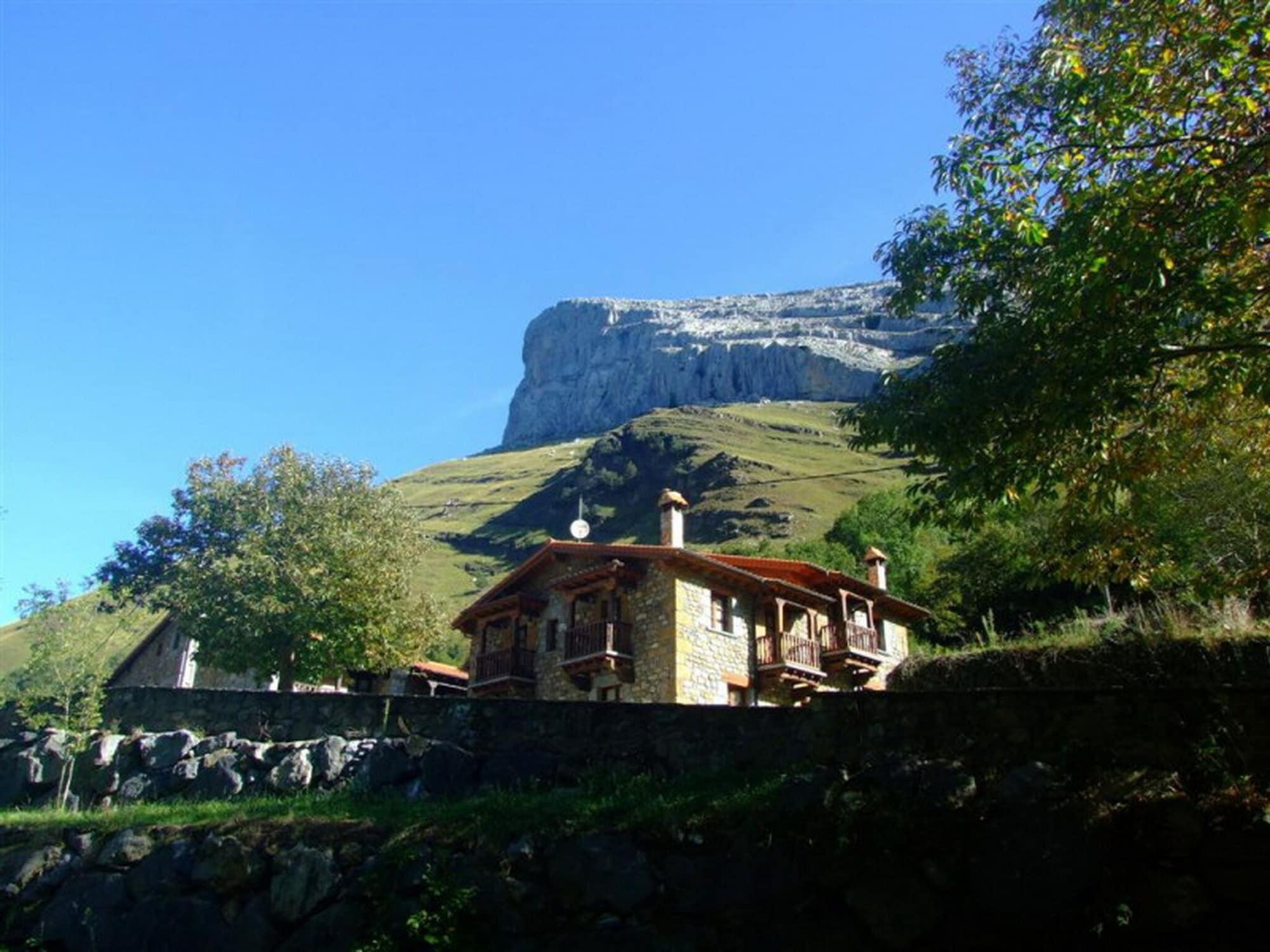 Vista Exterior Las Casucas de Asón