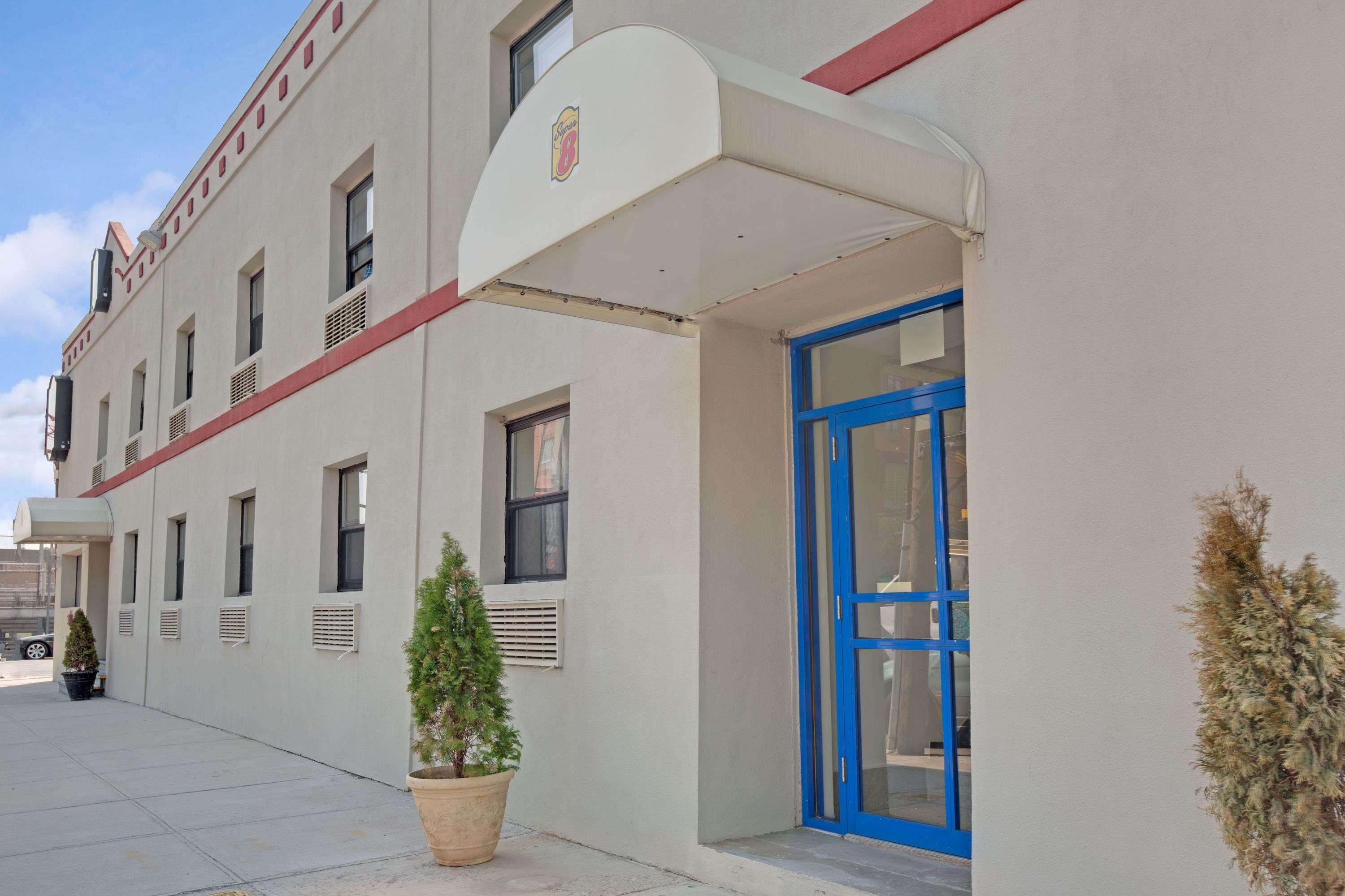 Vista Exterior Super 8 by Wyndham Long Island City LGA Hotel