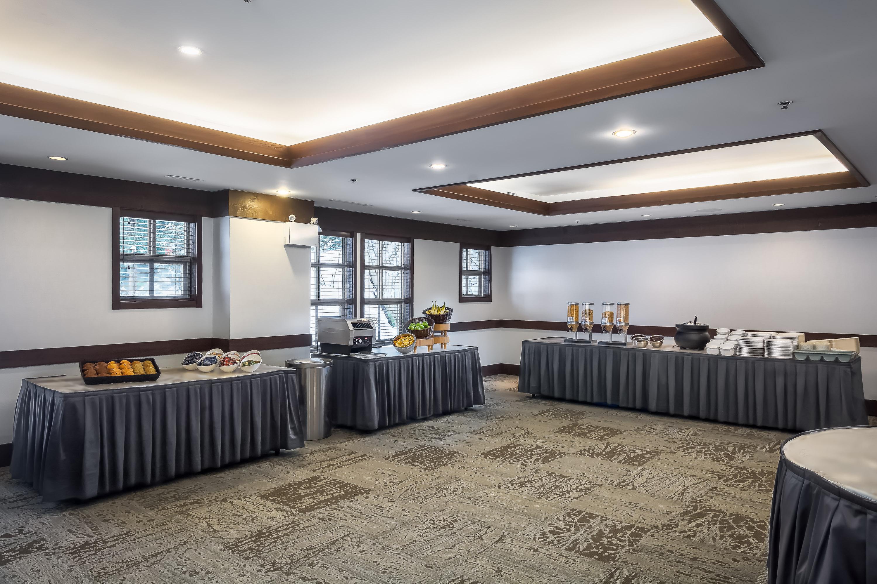 Restaurant Blackcomb Springs Suites by CLIQUE