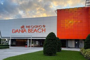 Alquiler Vacacional - BaeCation Dania! Near Fort Lauderdale Airport, beach & casino!
pool & jacuzzi!