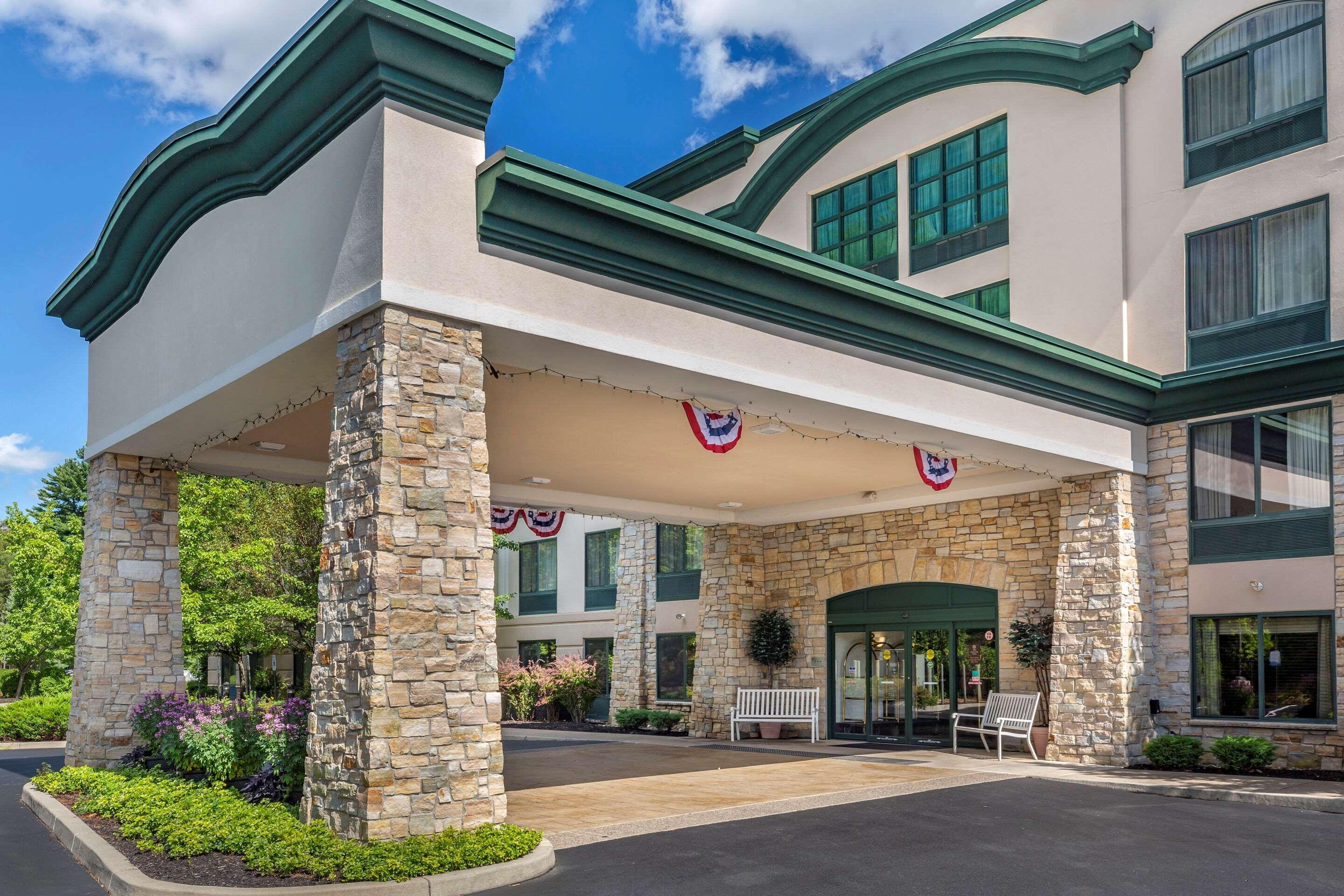 Vista Exterior Comfort Inn & Suites Lake George