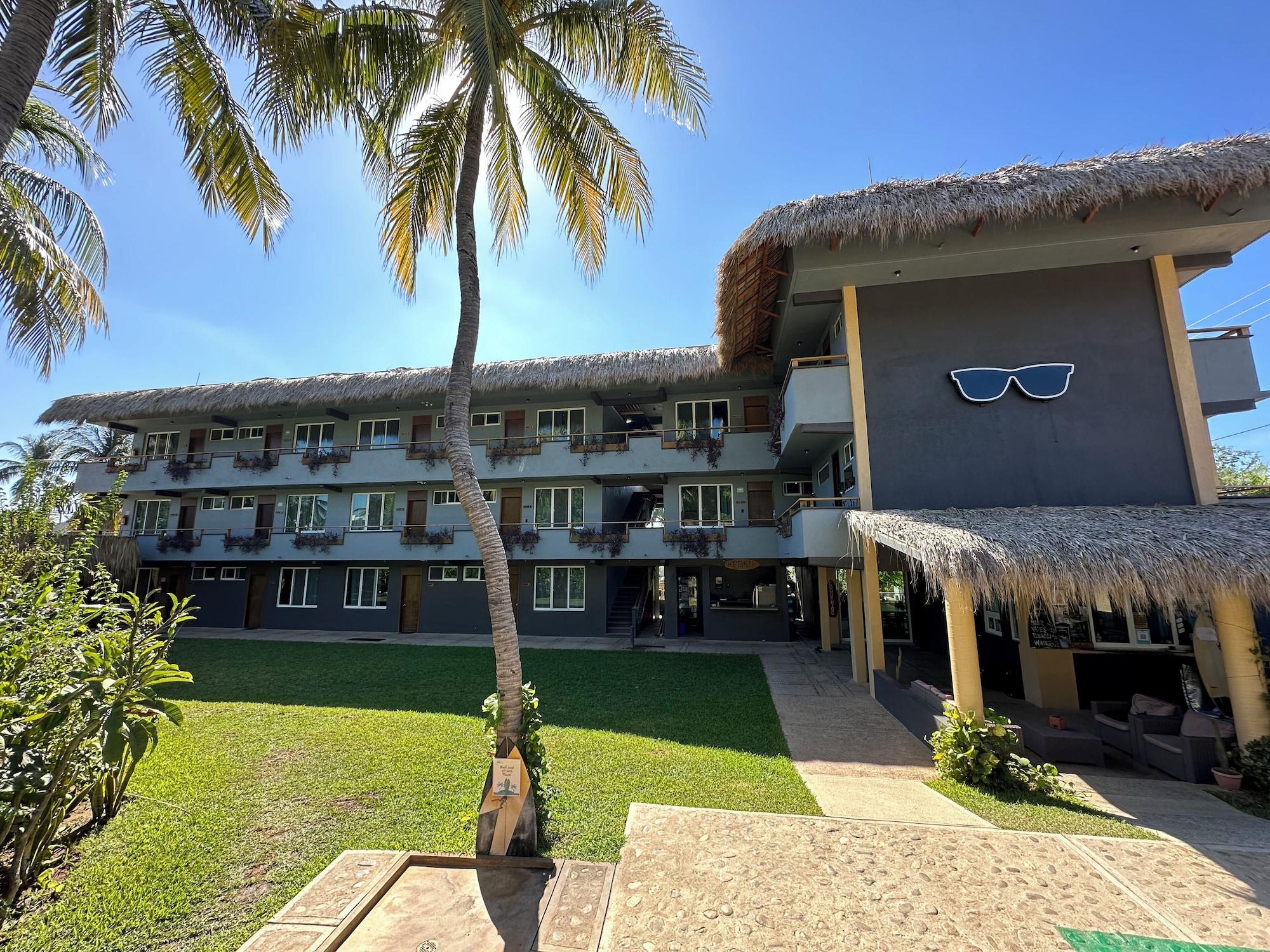 Vista Lobby Straw Hat Surf Hostel