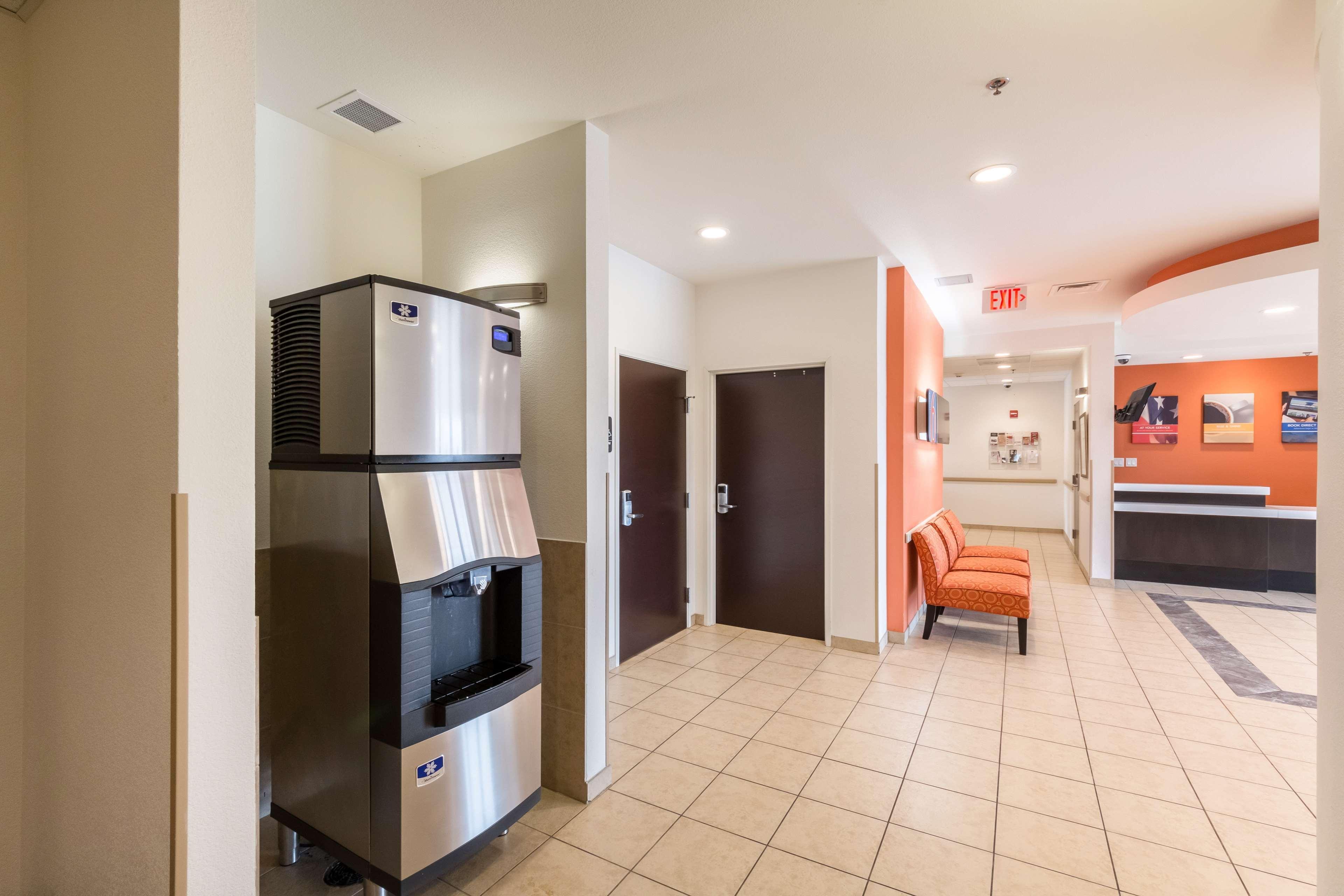 Vista Lobby Motel 6 Laredo, TX - Airport