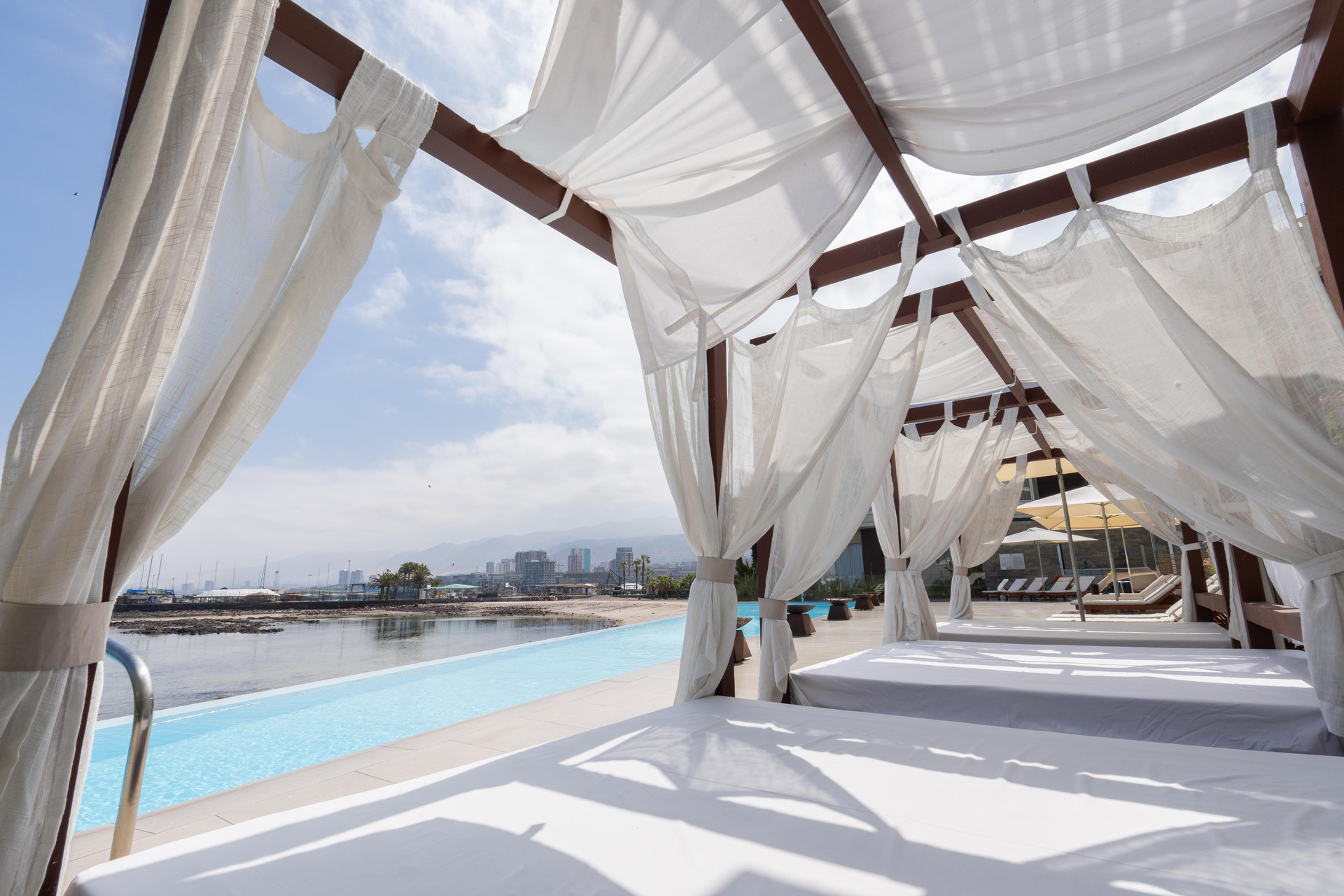 Vista Piscina Terrado Suites Antofagasta