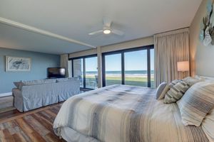 Alquiler Vacacional - First Floor Beachfront Condo: Stunning Views. Can't Get Any Closer to the Beach