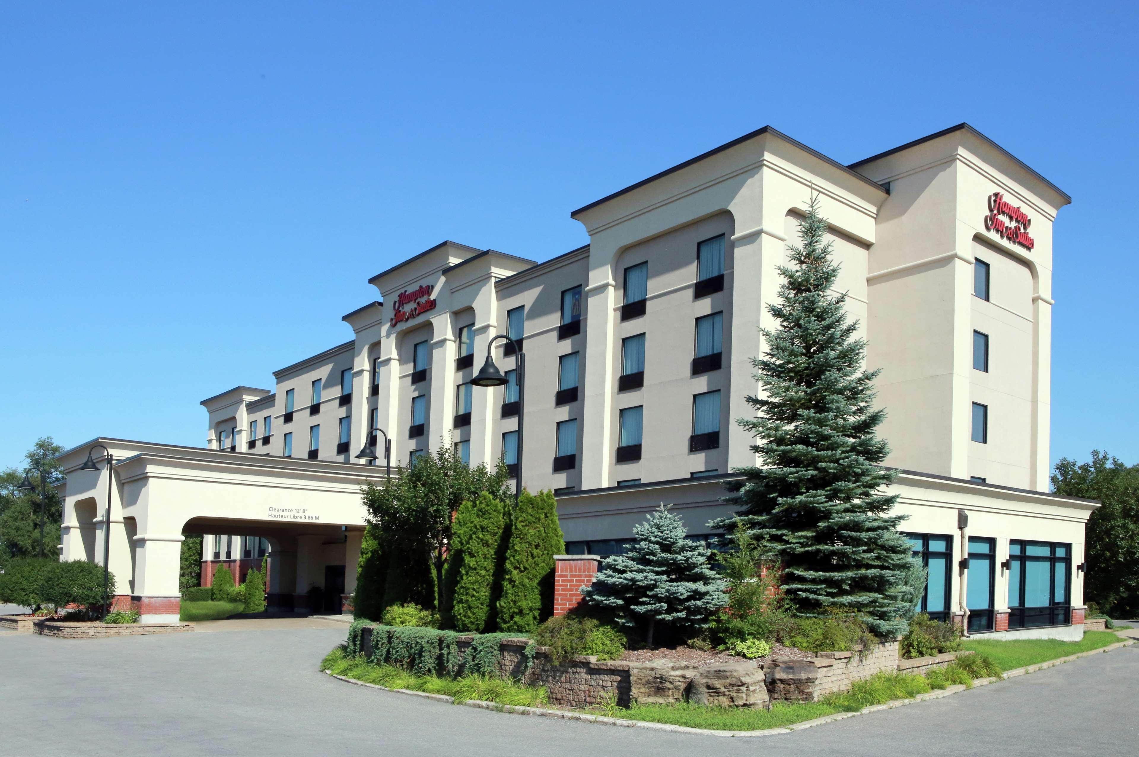 Vista Exterior Hampton Inn & Suites by Hilton Laval