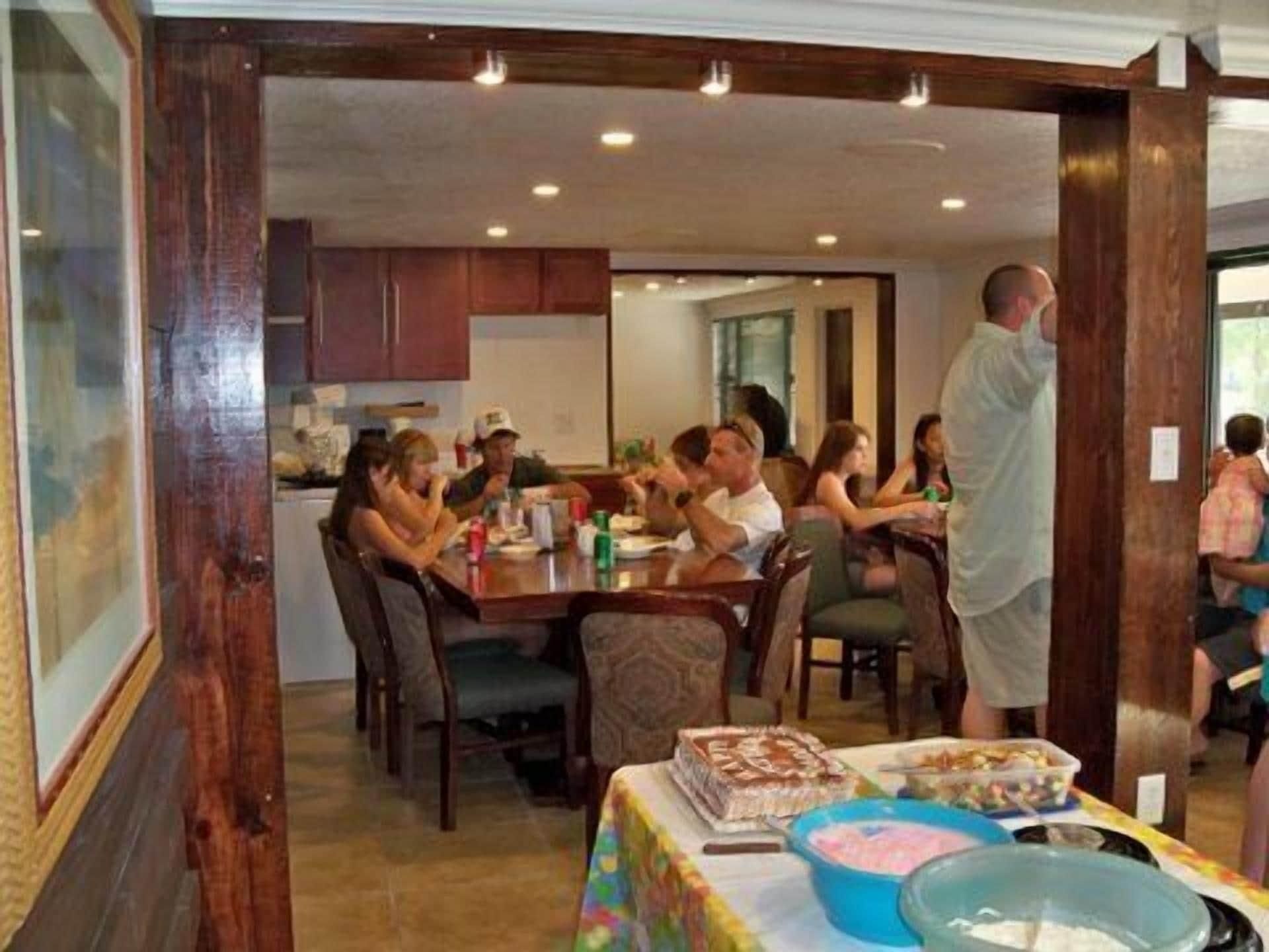 Restaurant Lake Roy Beach Inn