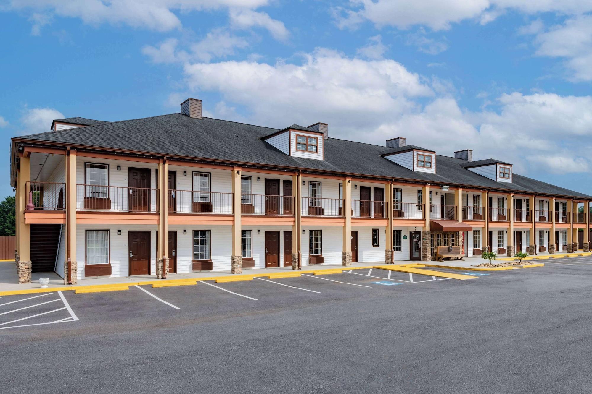 Vista Exterior Baymont by Wyndham Commerce GA Near Tanger Outlets Mall