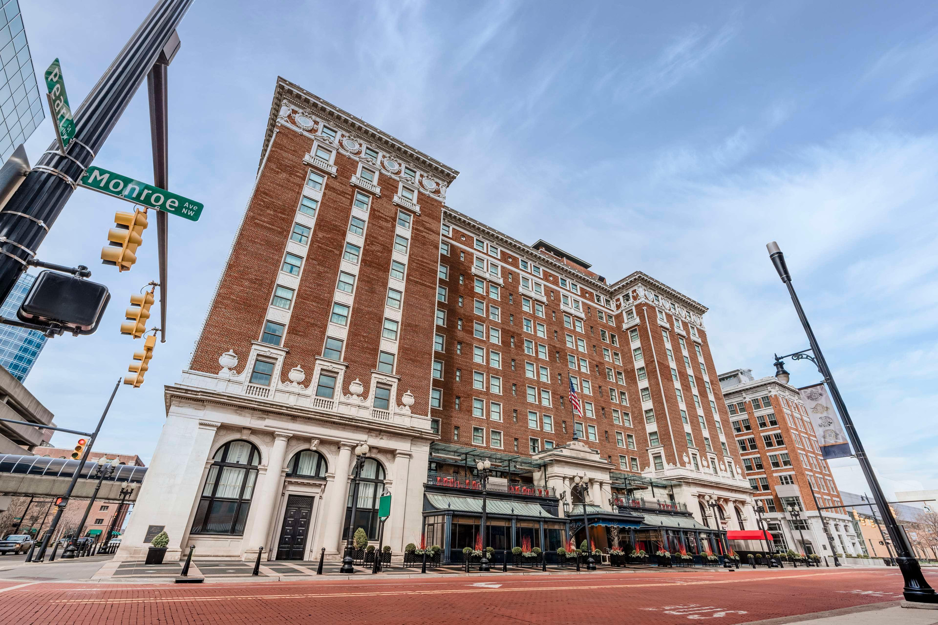 Vista Exterior Amway Grand Plaza, Curio Collection by Hilton