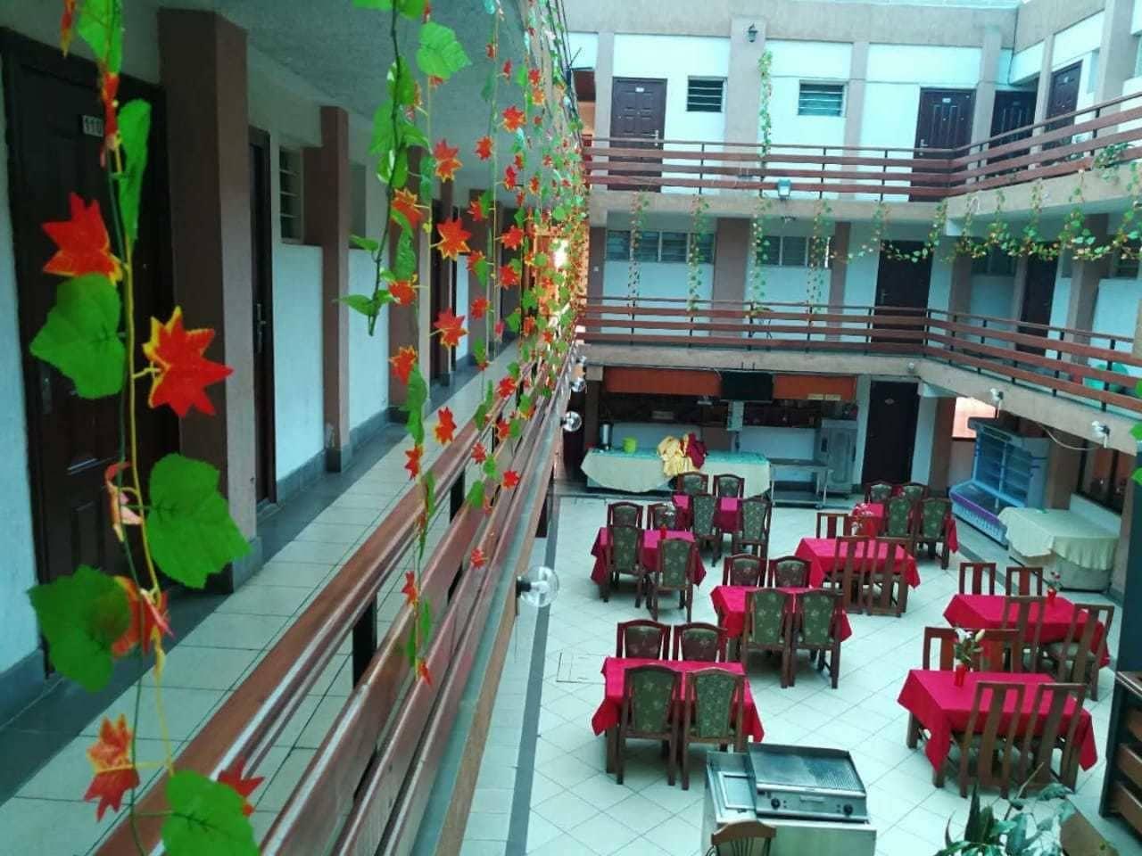 Vista Lobby Golden Moon Star
