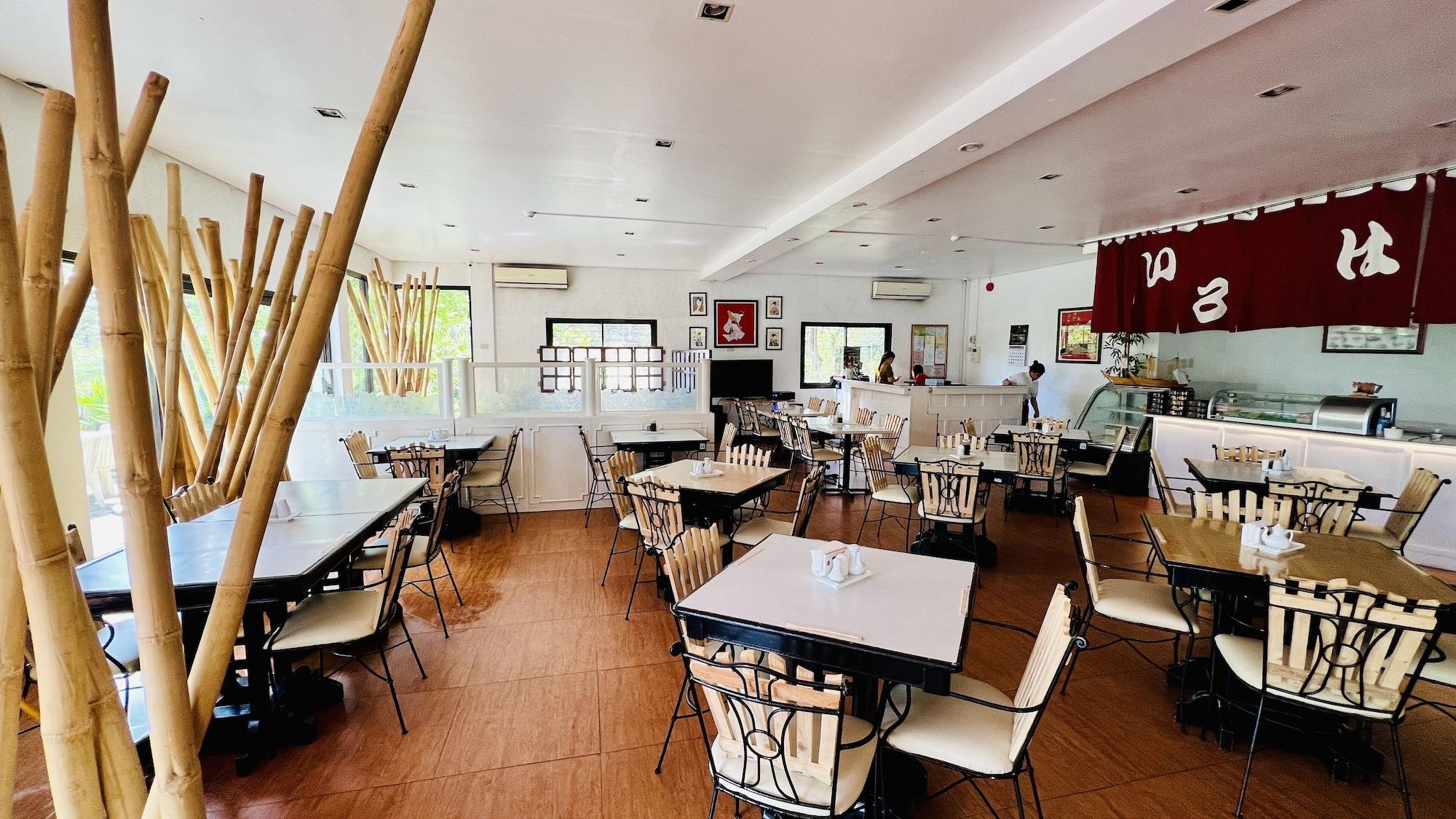 Restaurant Microtel by Wyndham Tarlac