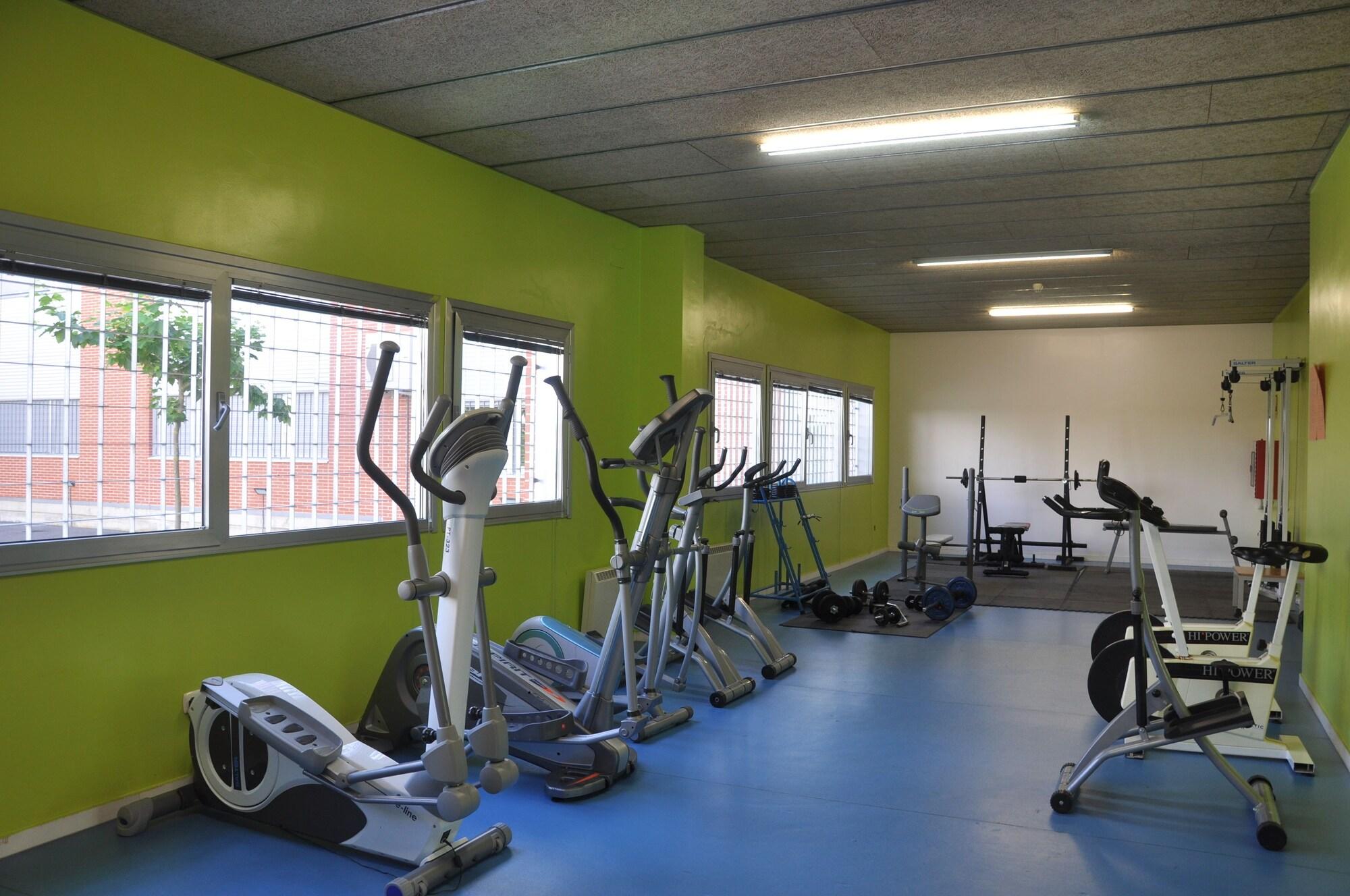Gimnasio Residencia Universitaria Resa Tomás Alfaro Fournier - Centro Adscrito a REAJ - Campus Accomodation