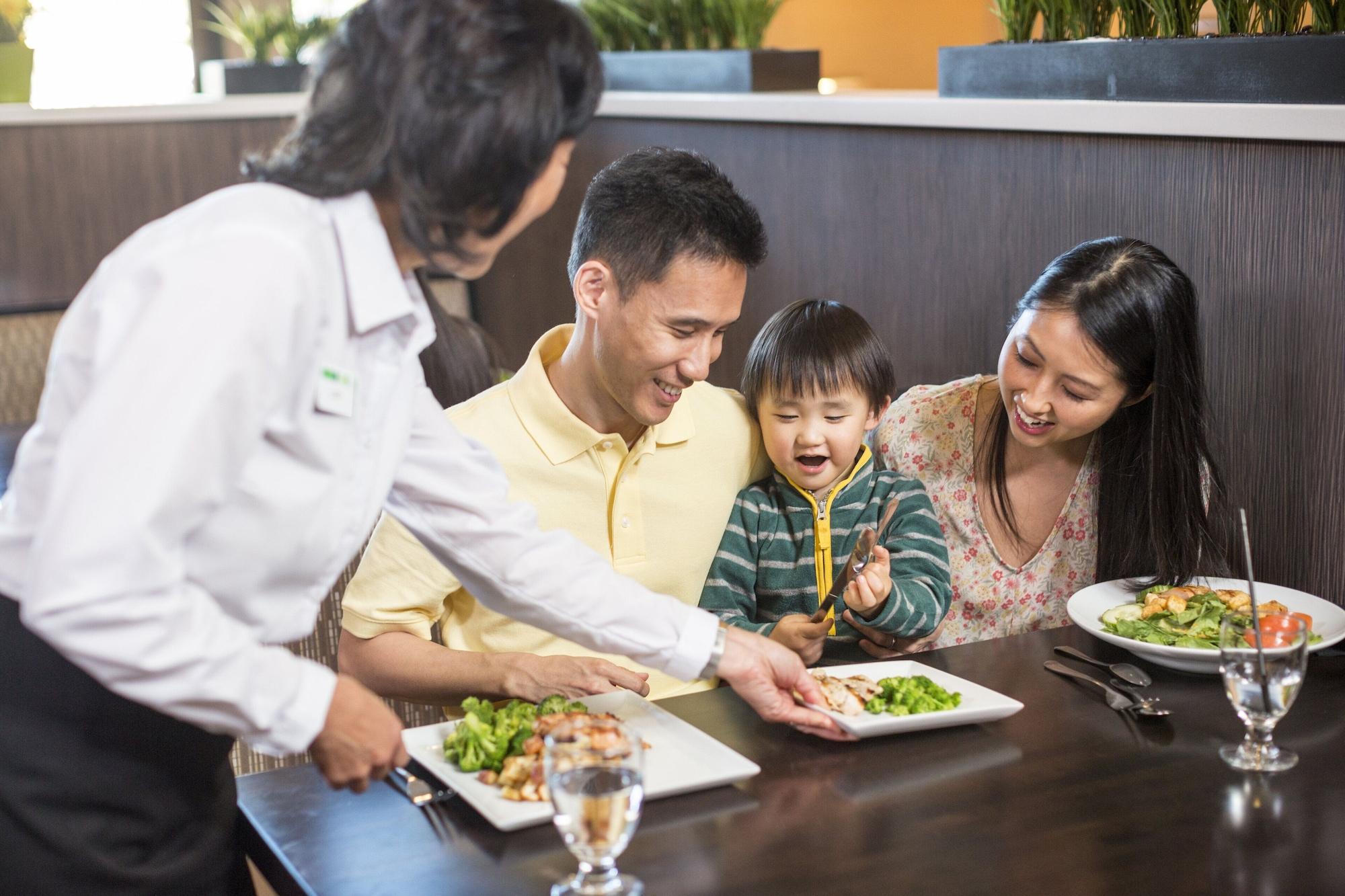 Restaurant Holiday Inn Indianapolis Airport Area N by IHG