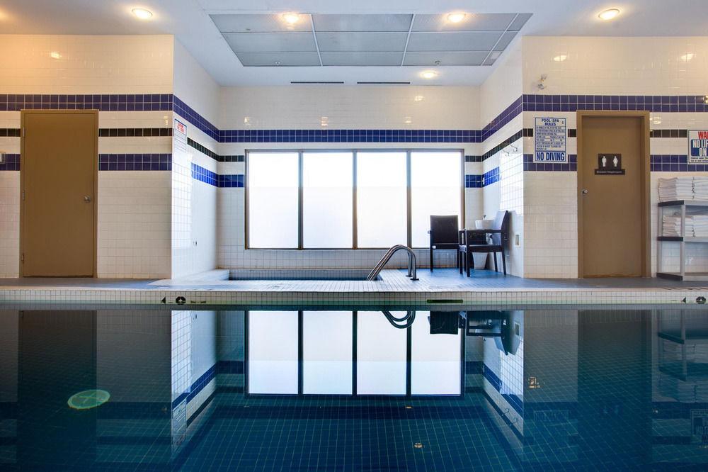 Vista Piscina Sandman Hotel Calgary Airport