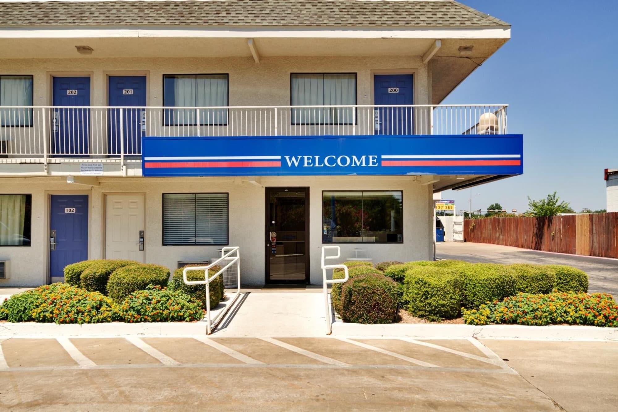 Vista Exterior Motel 6 Irving, TX - Dallas
