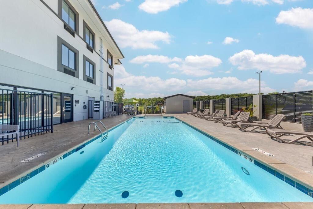Vista Piscina Garner Hotel Norman Universirty Area by IHG