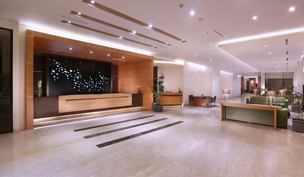 Vista do lobby Aston Bojonegoro City Hotel