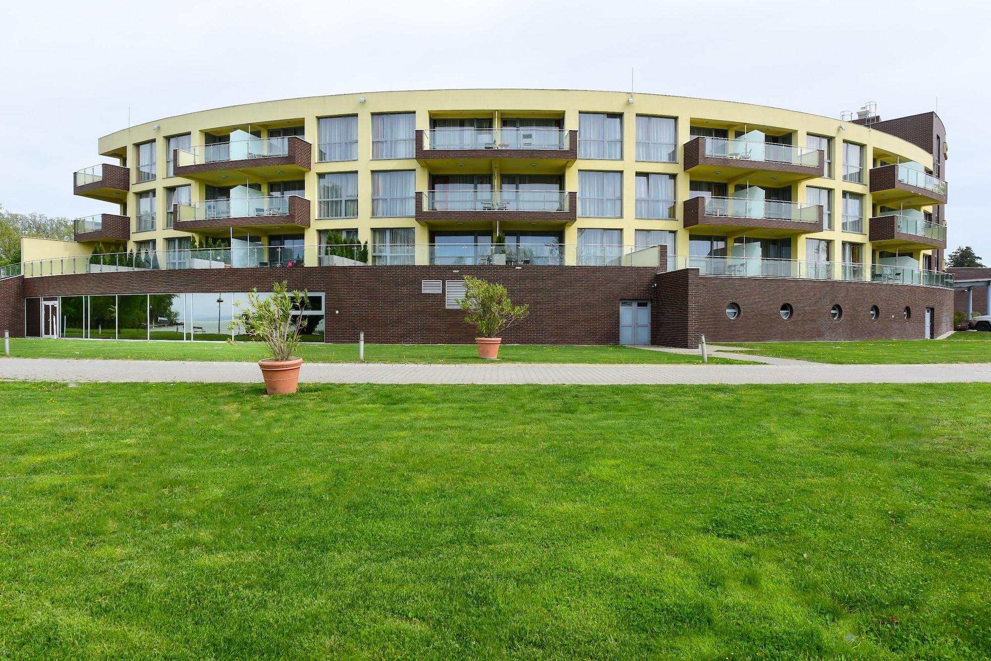 Vista Exterior Hotel Azúr Prémium