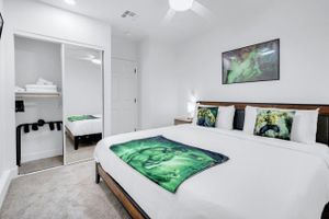 Alquiler Vacacional - 8BR 5BA SuperHero Retreat-King Beds, BBQ, Hammock, Firepit, MiniGolf, WorkSpace