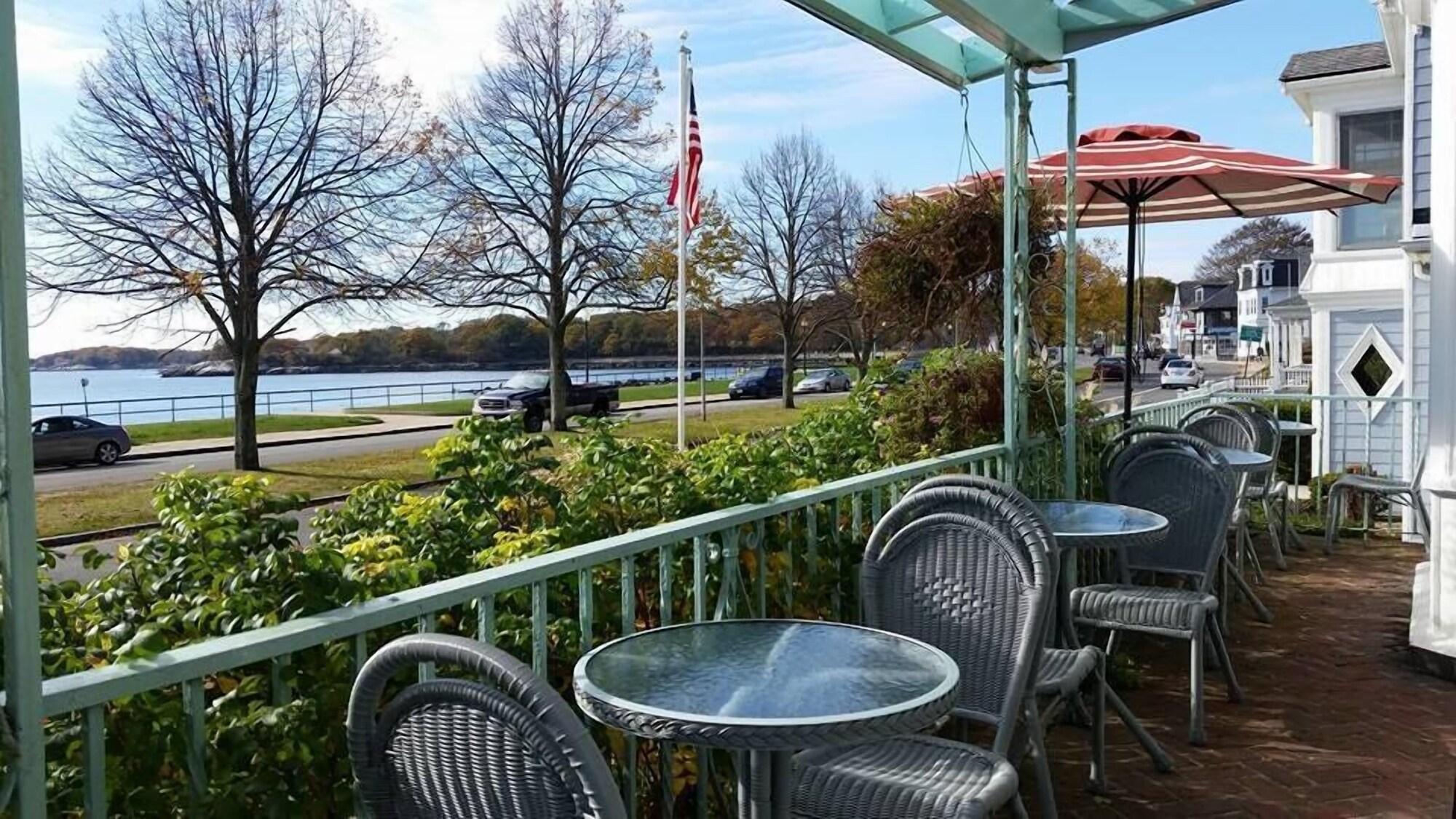 Varios Harborview Inn