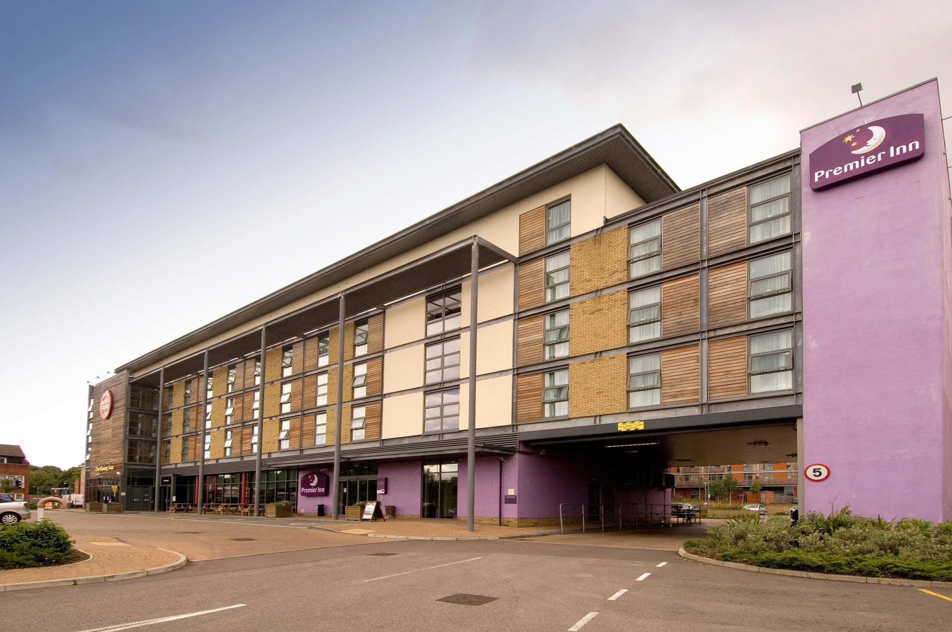 Vista Exterior Premier Inn Watford - Croxley Green