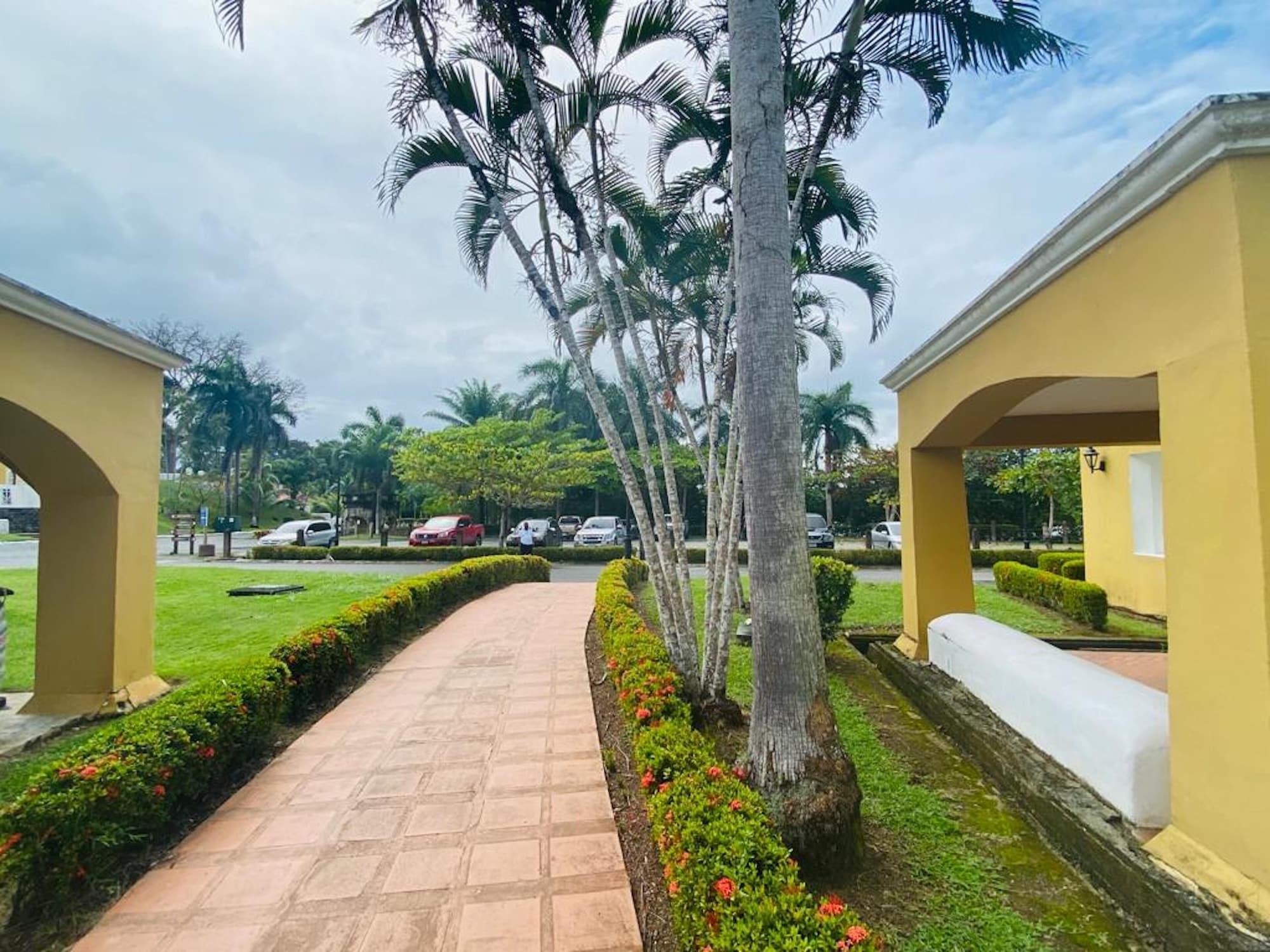 Vista Exterior Amatique Bay Hotel