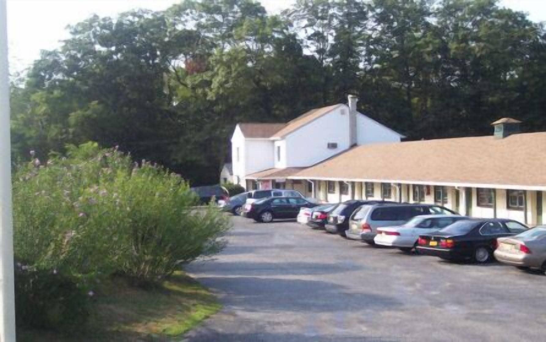 Varios Shore Hills Motel