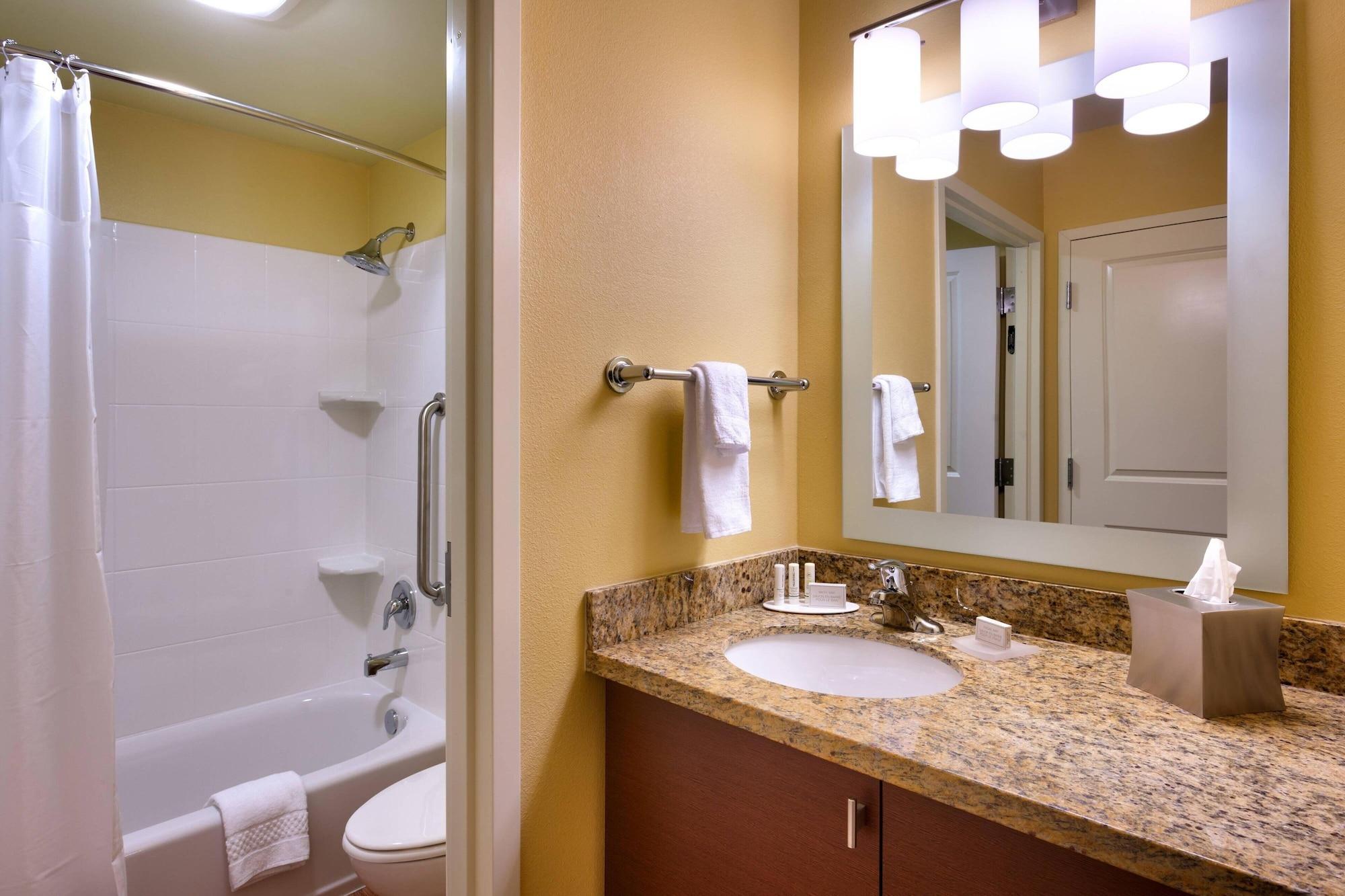 Baño TownePlace Suites by Marriott Dickinson