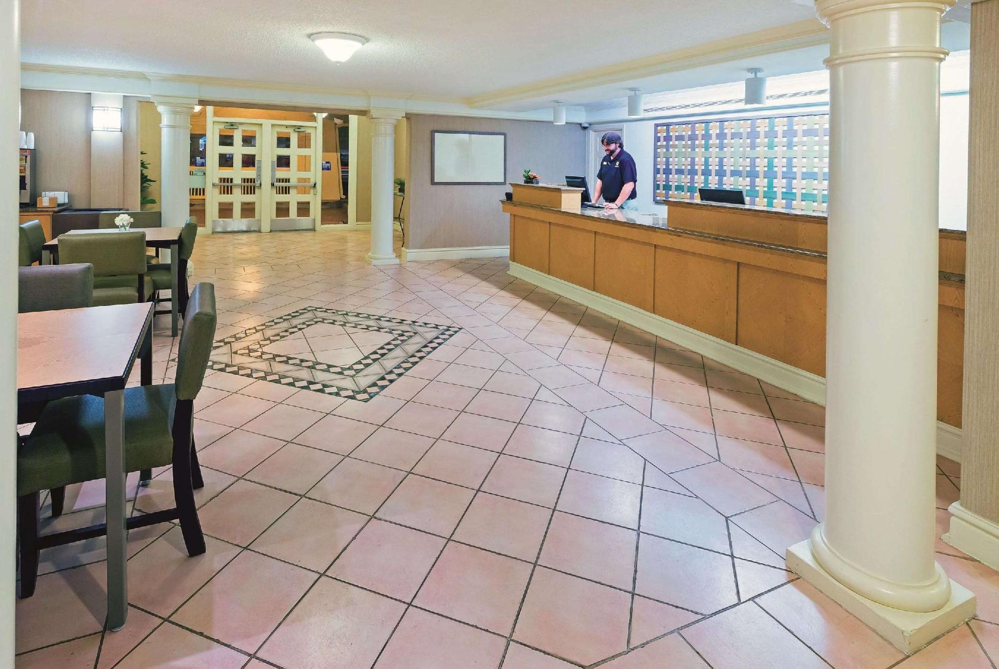 Vista Lobby Baymont by Wyndham Lubbock - Downtown Civic Center