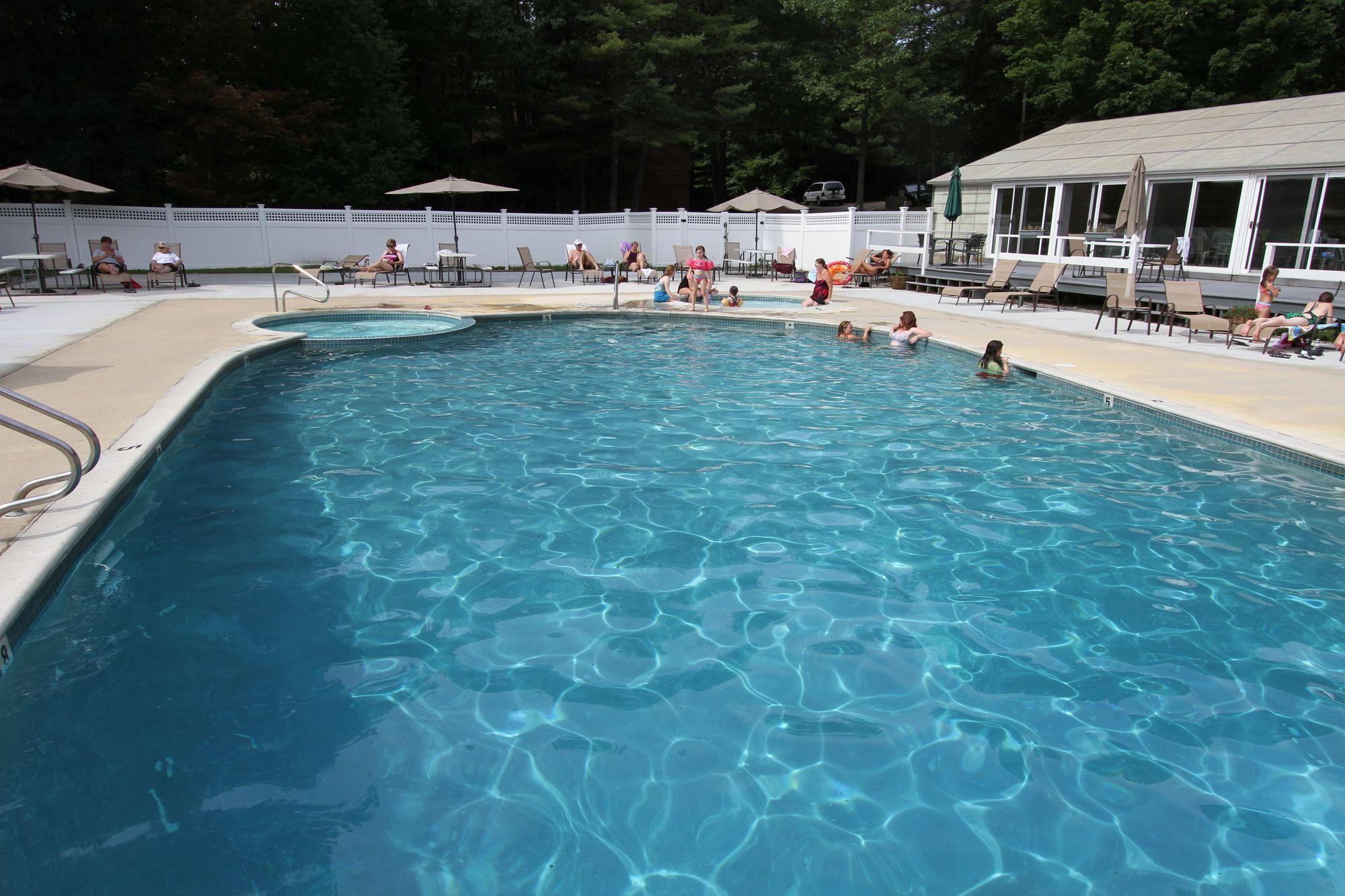Vista da piscina Cold Spring Resort