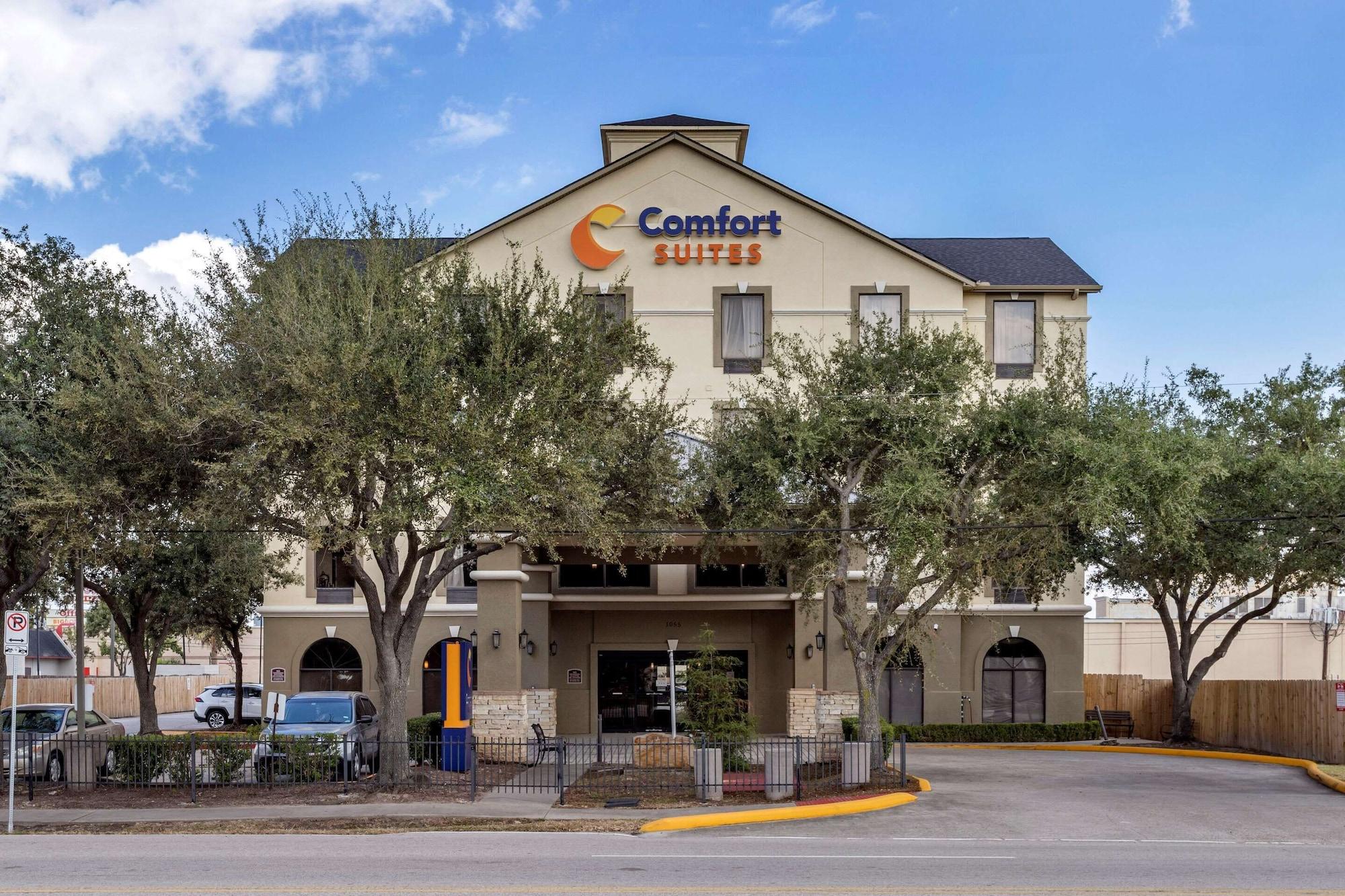 Vista Exterior Comfort Suites near Texas Medical Center - NRG Stadium