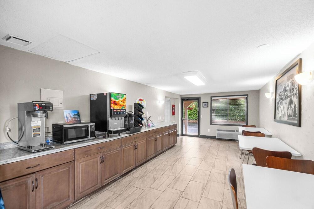 Restaurant Super 8 by Wyndham Lantana West Palm Beach