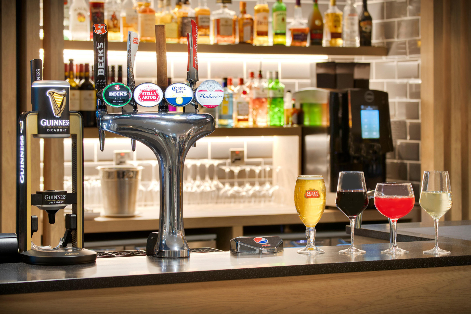 Bar/Salón Holiday Inn Express Cambridge West Cambourne by IHG