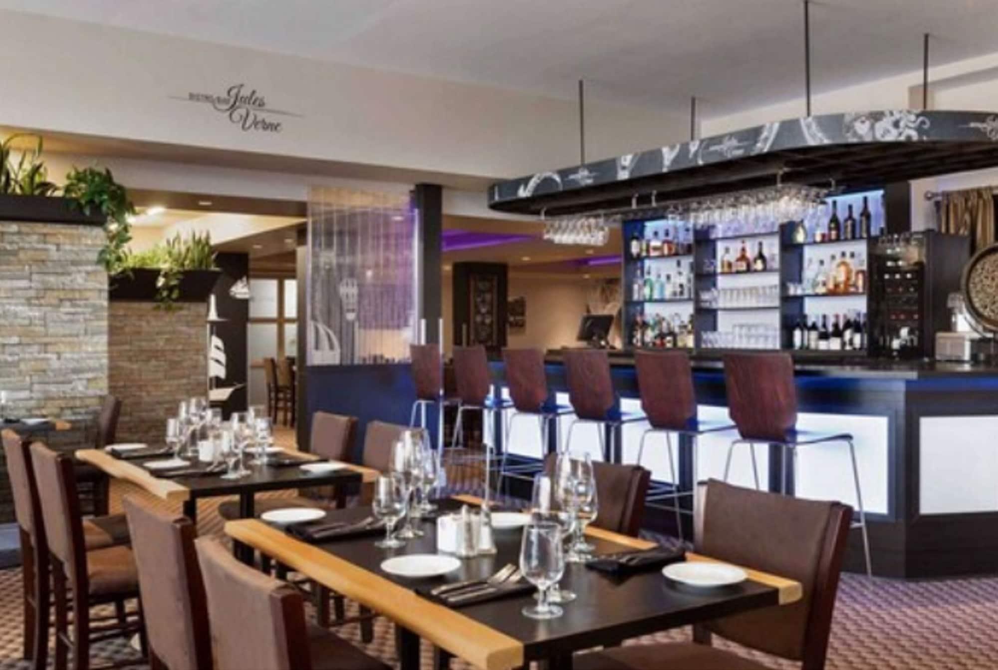 Bar/Salón Travelodge by Wyndham Hotel & Convention Centre Quebec City