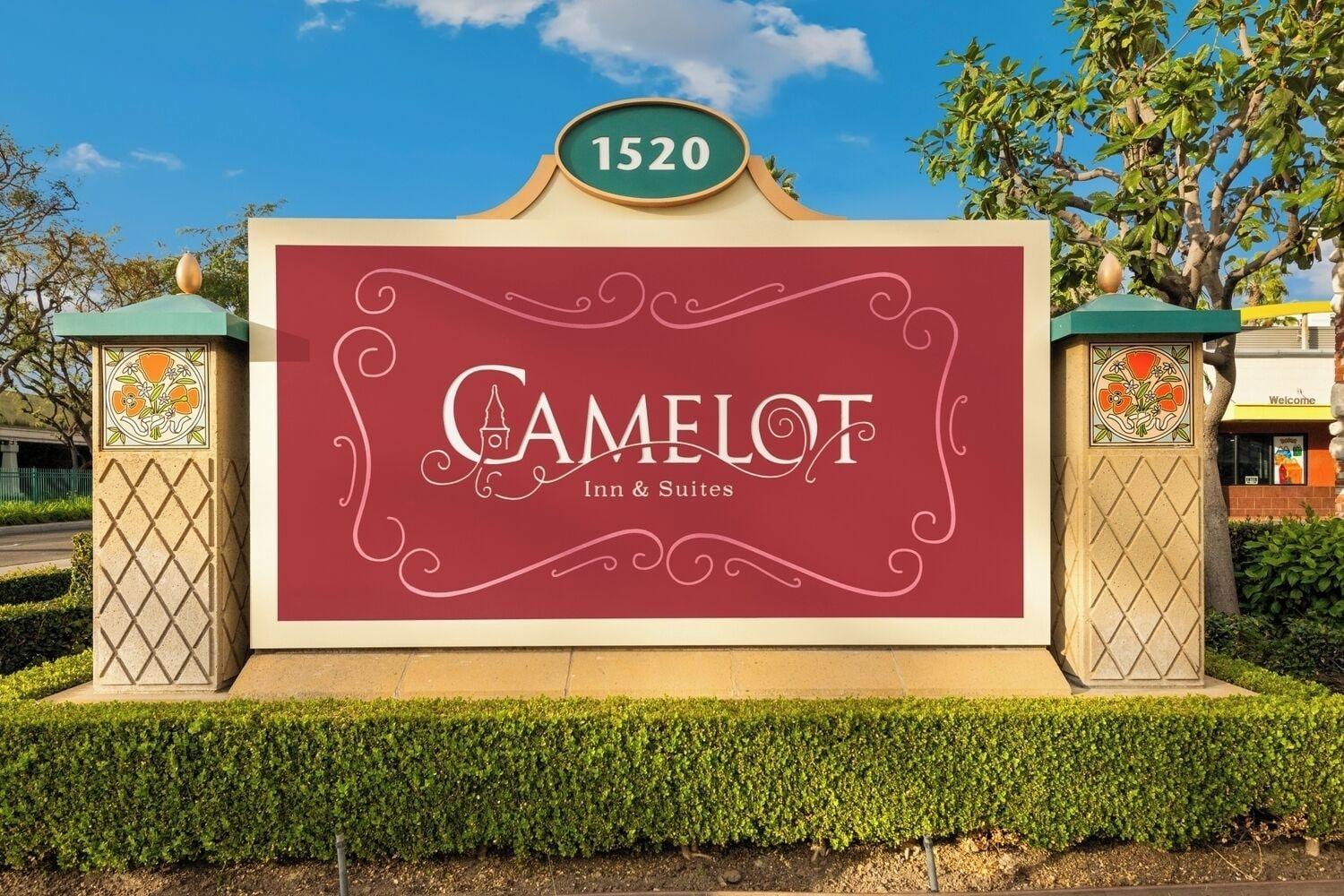 Vista Exterior Anaheim Camelot Inn & Suites